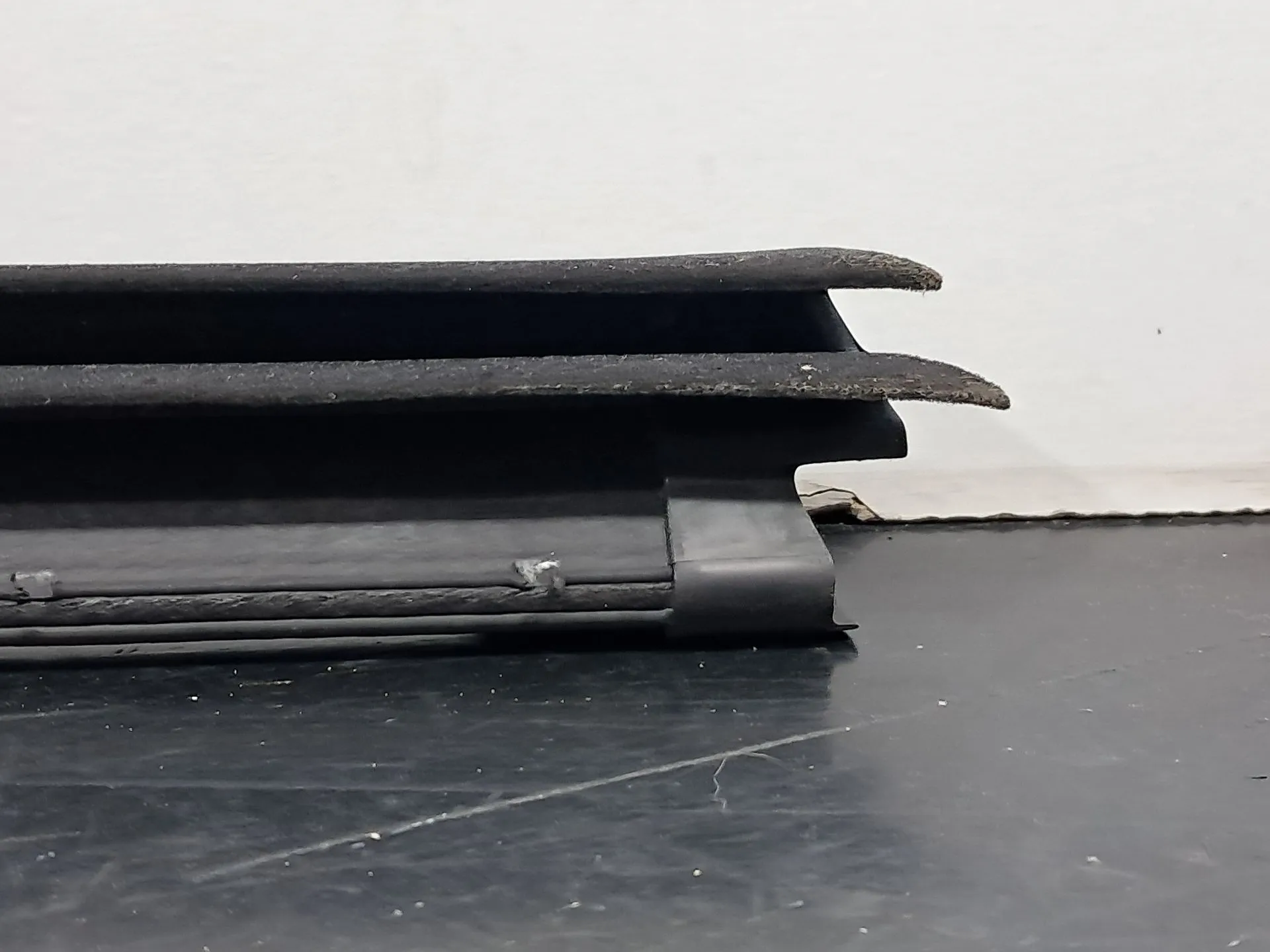 Raspador Vidrio de Puerta Delantera Derecha PEUGEOT 208 Imagem-1