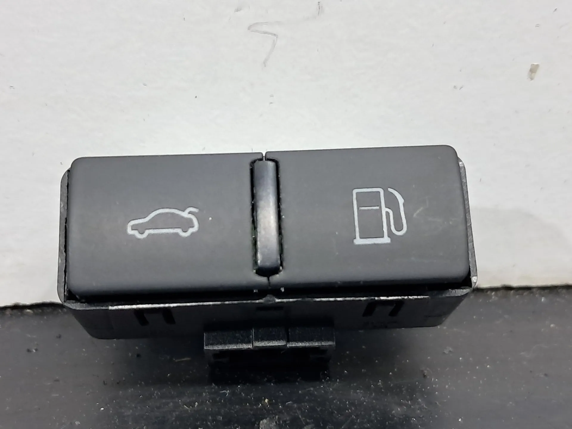 Botão / interruptor tampão de combustível AUDI A8 (4E_)
