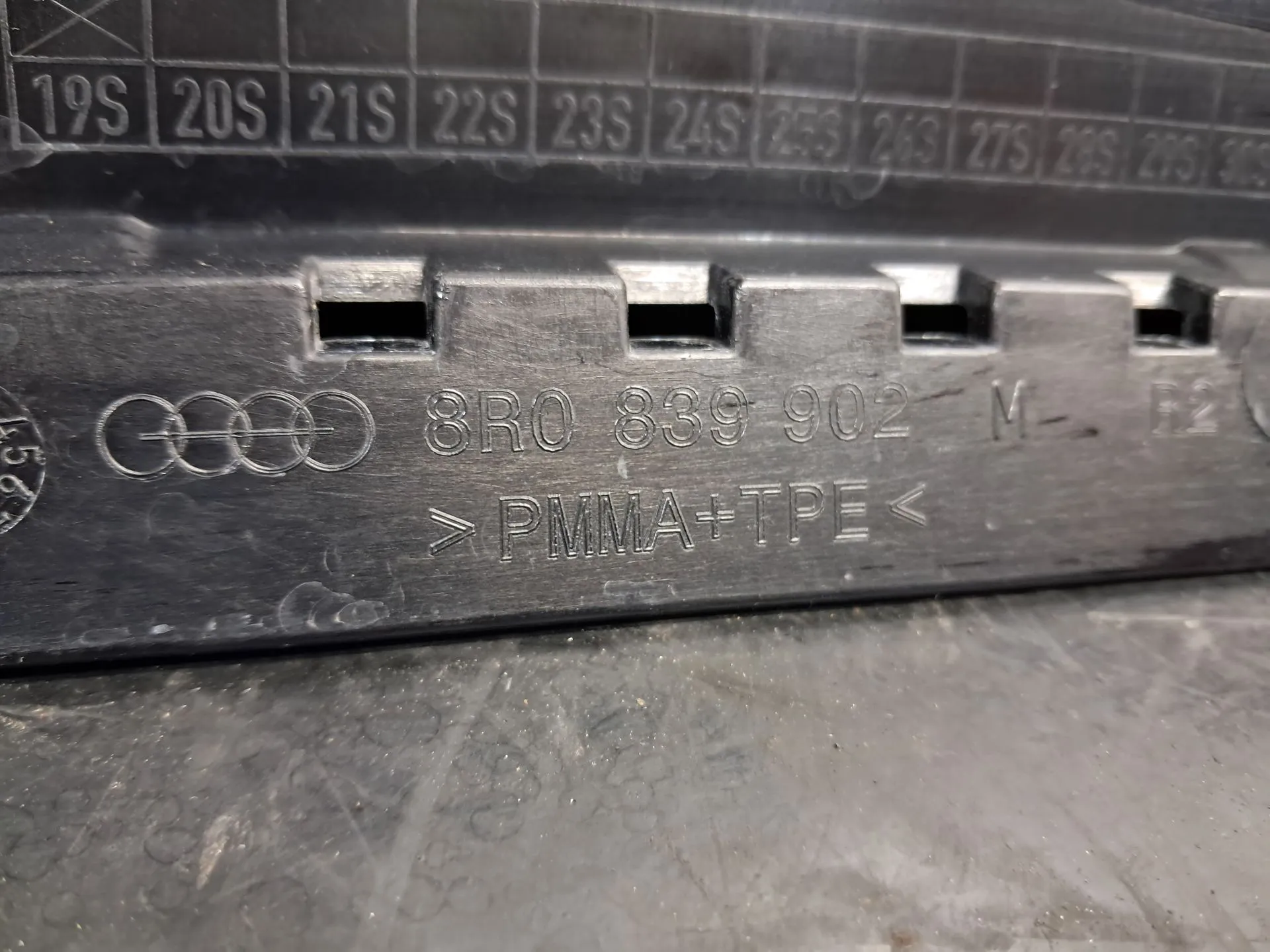 Moldura puerta trasera derecha AUDI Q5 (8R) Imagem-5