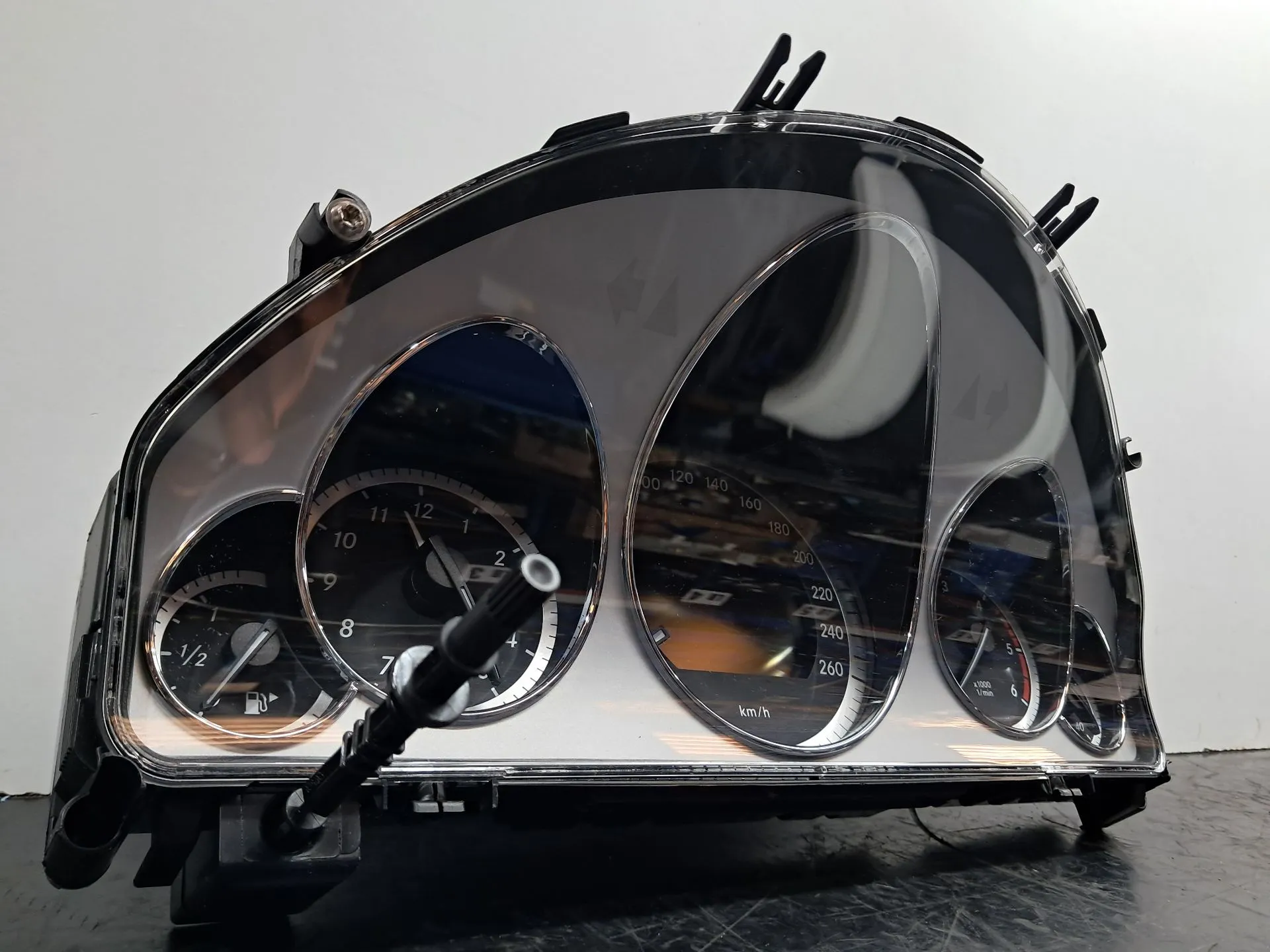 Quadro strumenti / Pannello strumenti MERCEDES-BENZ Classe E Cabriolet (A207) Imagem-1
