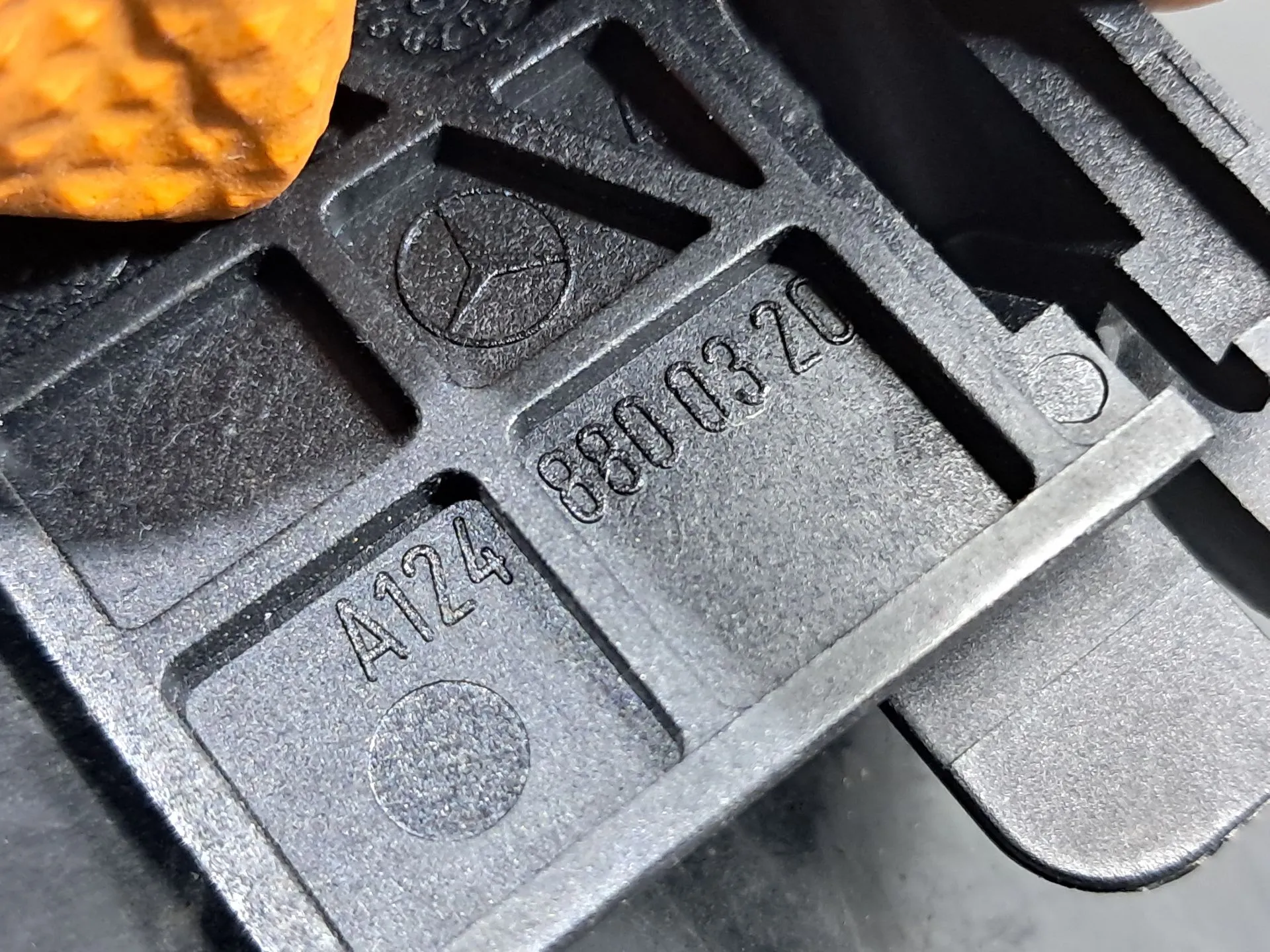 Maniglia interna cofano MERCEDES-BENZ Classe E Cabriolet (A207) Imagem-2