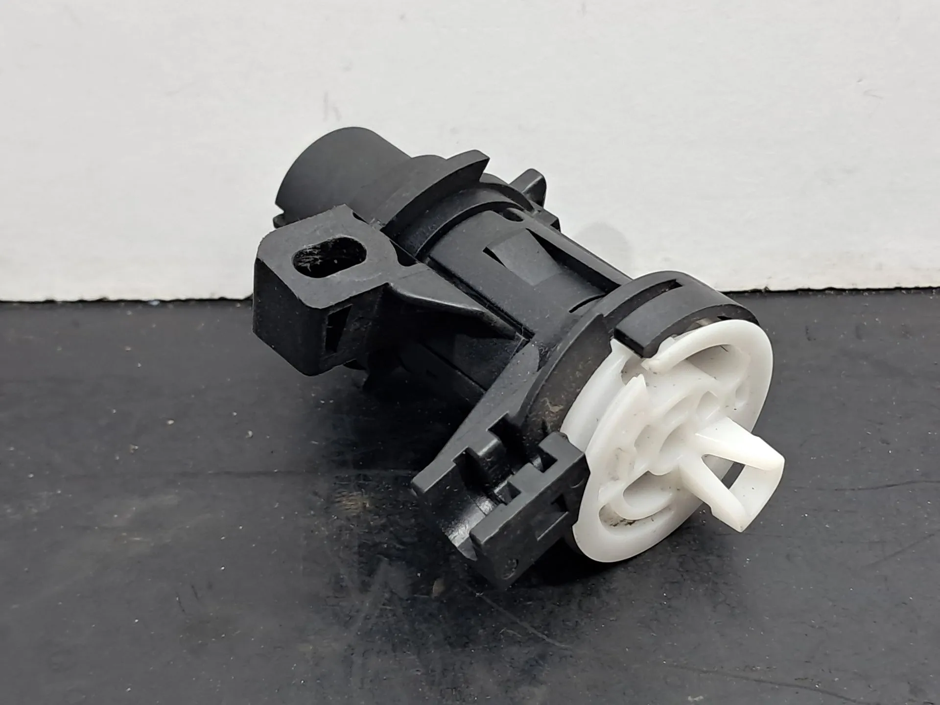 Bombín puerta / tapa maletero MERCEDES-BENZ Classe E Cabriolet (A207) Imagem-1