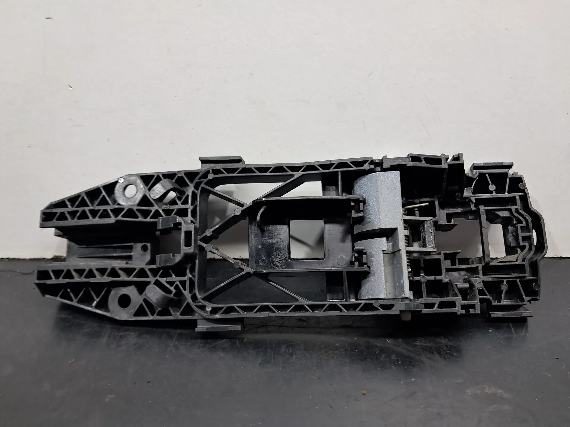 Soporte Manija puerta Trasera Derecha VOLKSWAGEN Golf VI (5K1) Imagem-2