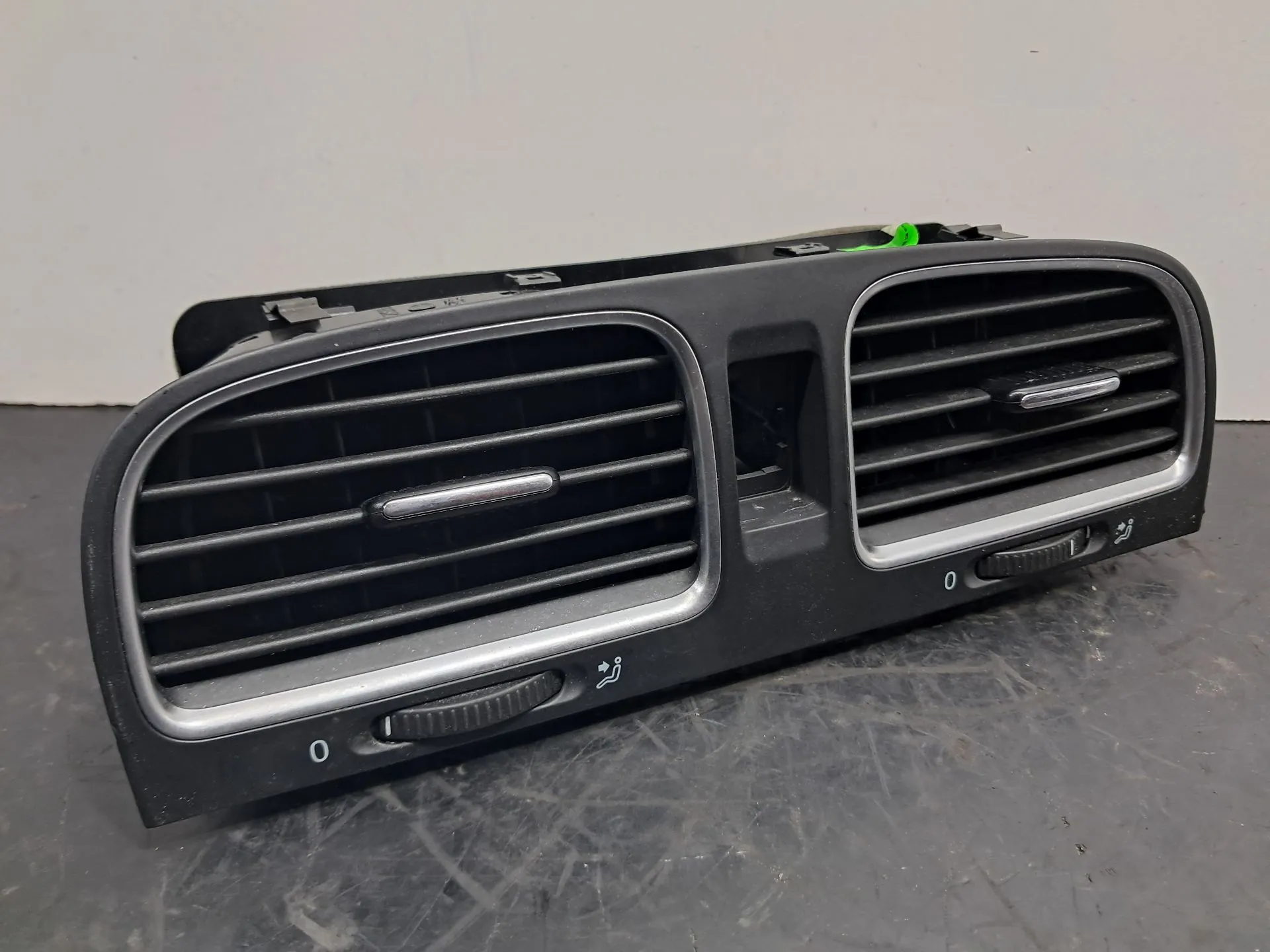 Difusor / salida de aire VOLKSWAGEN Golf VI (5K1)