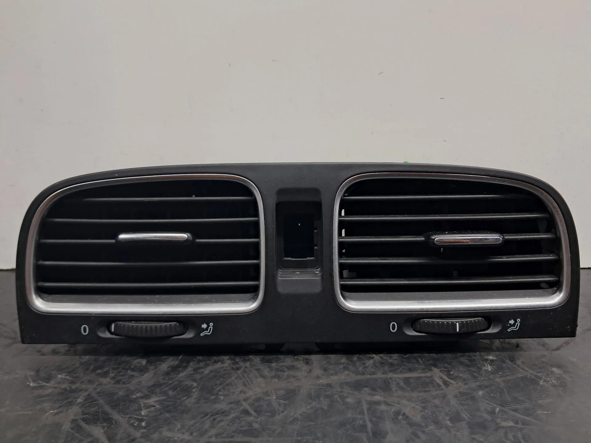Diffuser / air vent VOLKSWAGEN Golf VI (5K1) Imagem-1