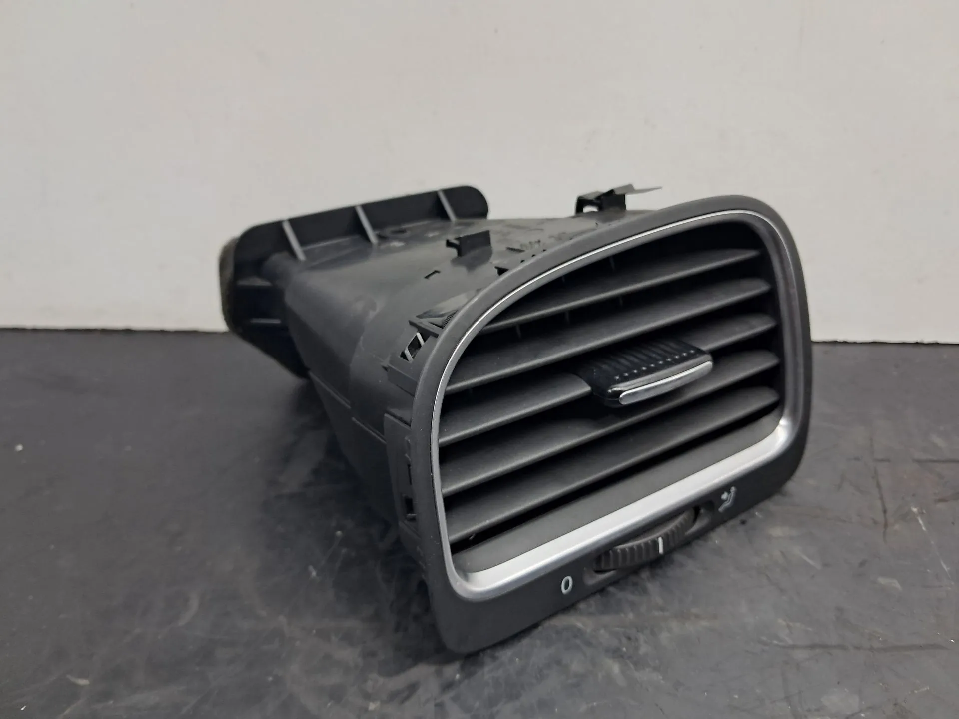 Diffuser / air vent VOLKSWAGEN Golf VI (5K1)