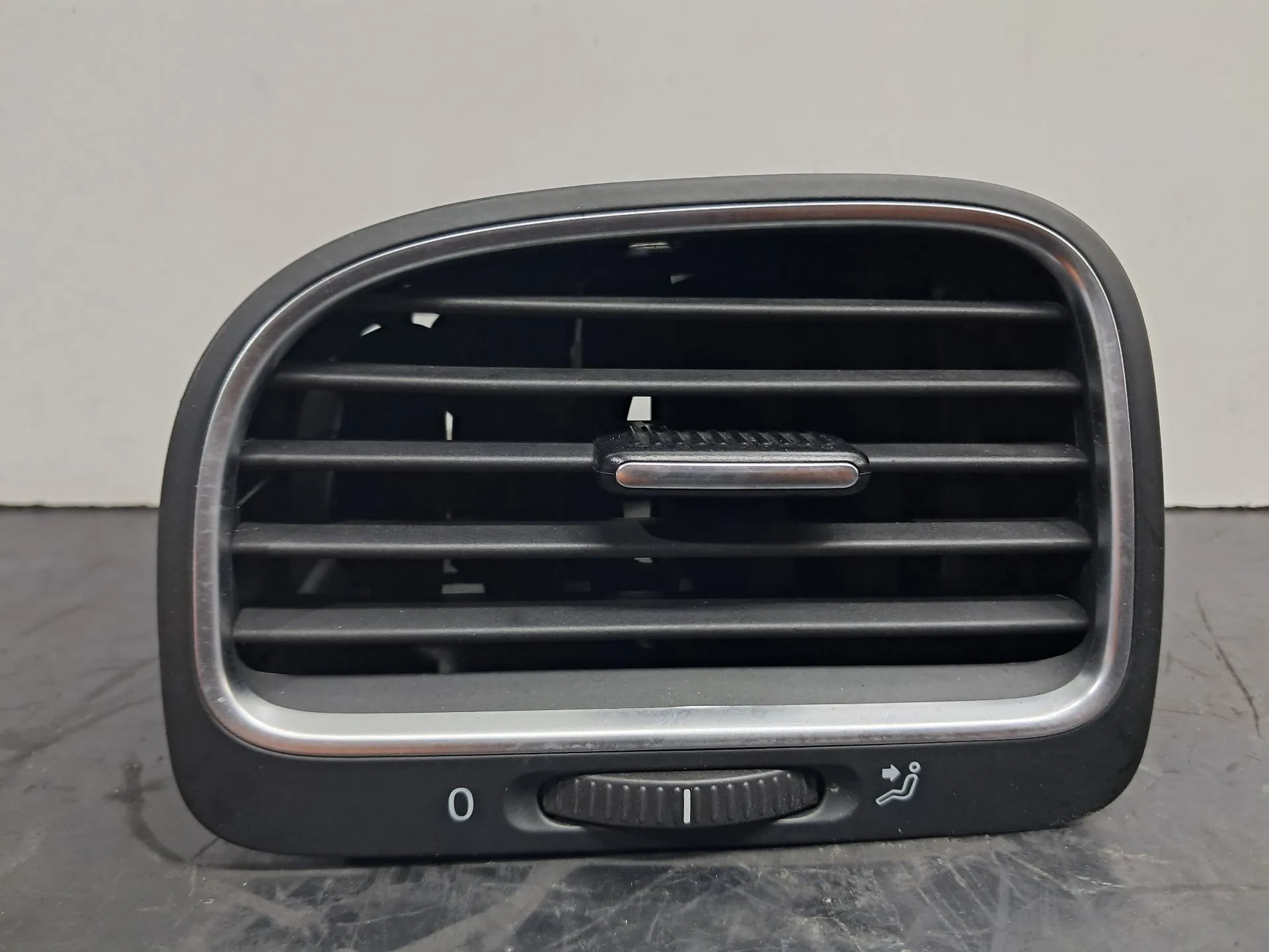 Diffuser / air vent VOLKSWAGEN Golf VI (5K1) Imagem-1