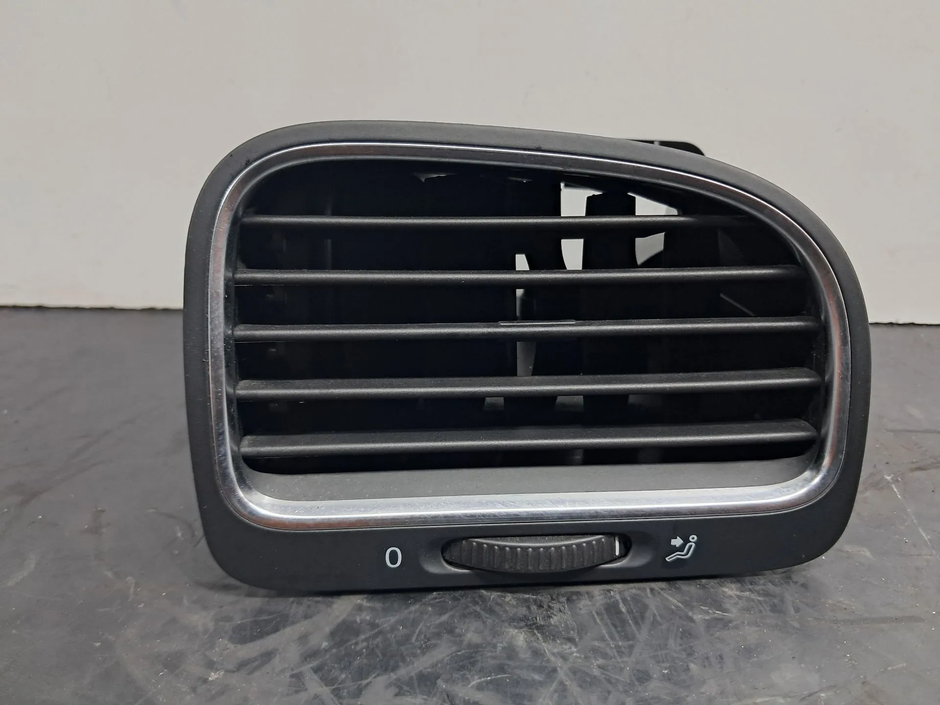 Diffuser / air vent VOLKSWAGEN Golf VI (5K1) Imagem-1