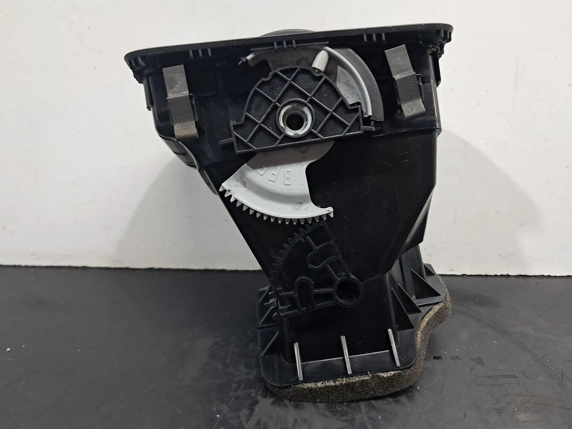 Diffuser / air vent VOLKSWAGEN Golf VI (5K1) Imagem-3