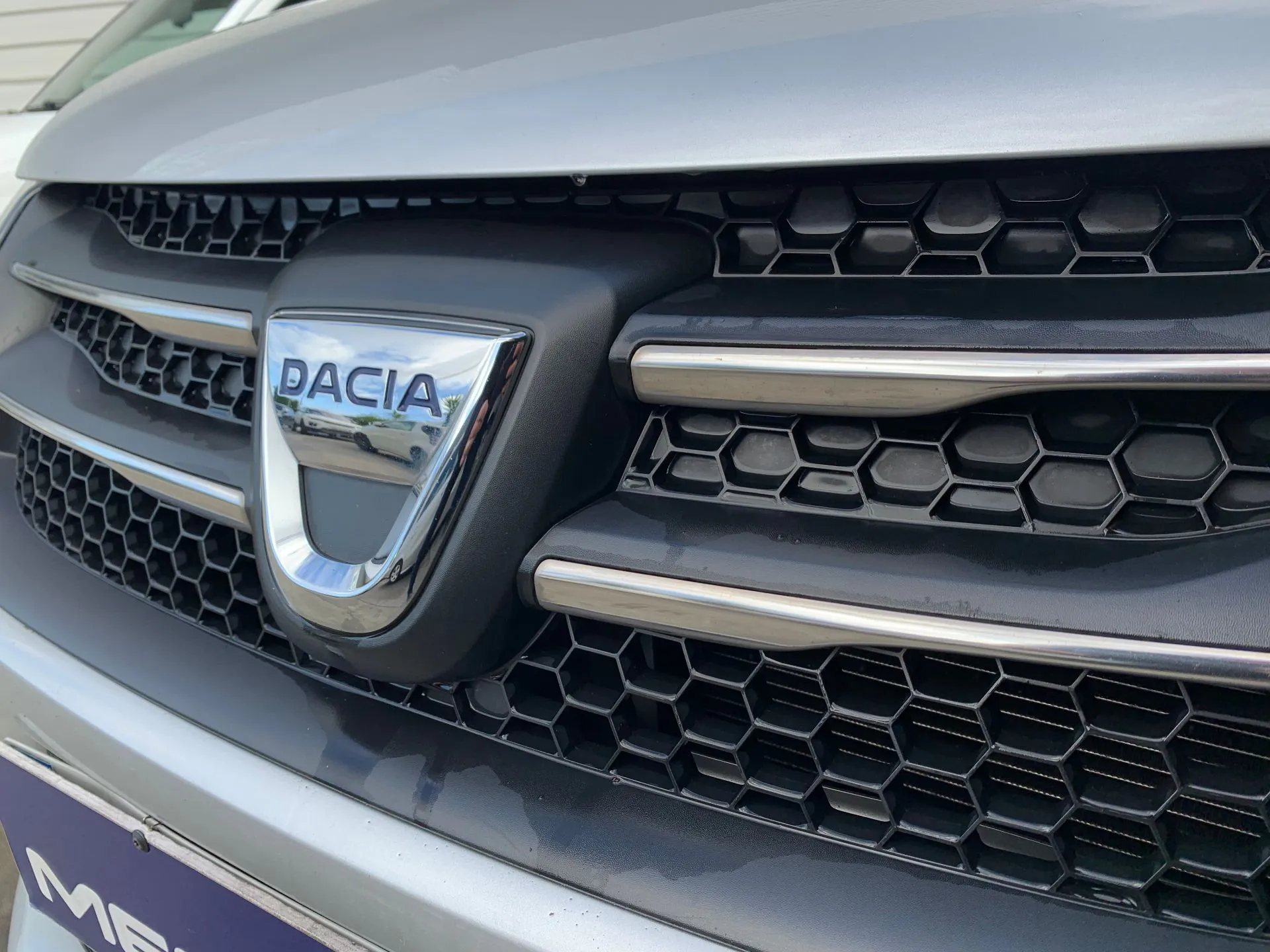 Rejilla delantera DACIA Logan MCV II (7S_) Imagem-1