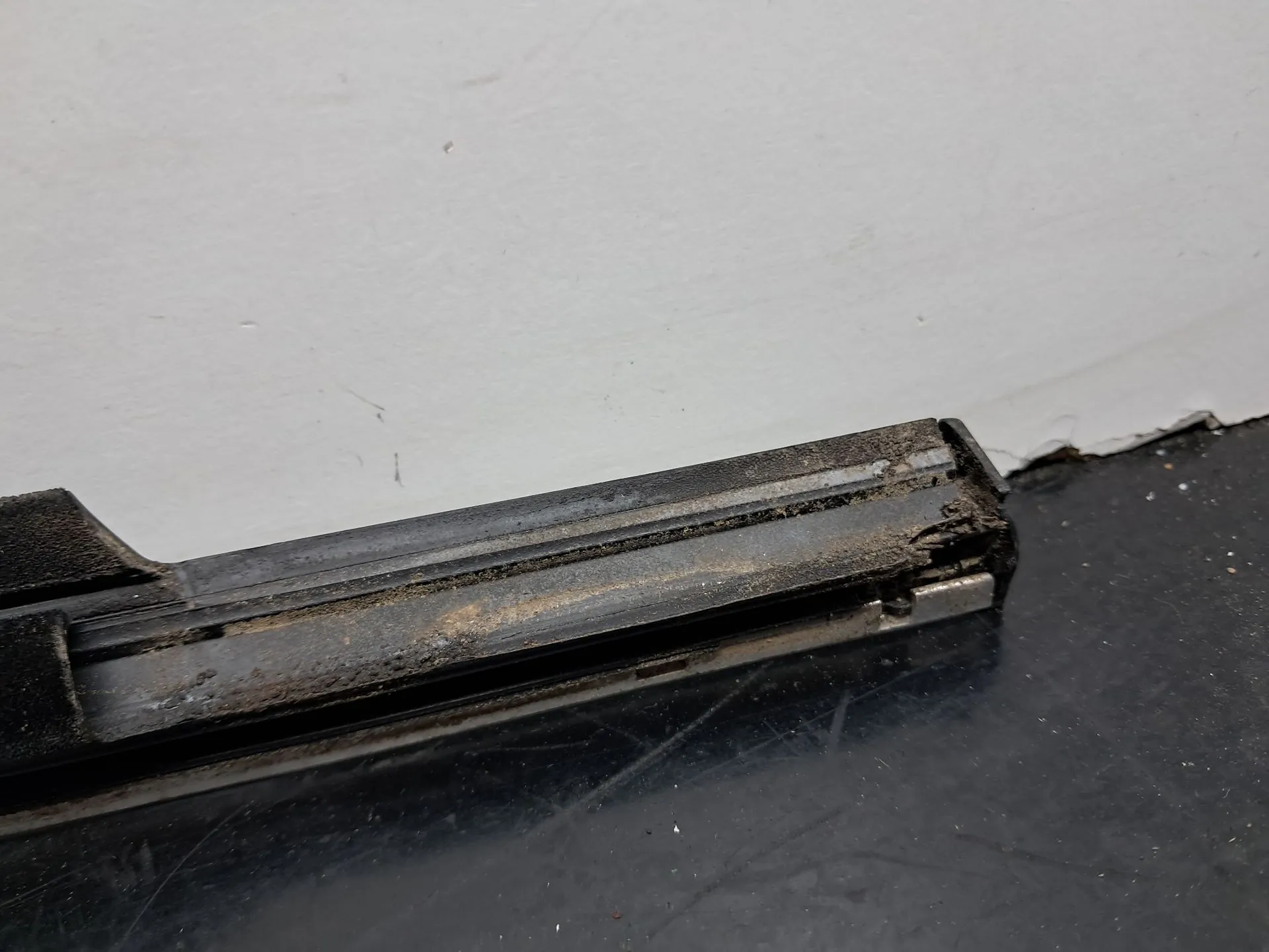 Raspador Vidrio de Puerta Trasera Izquierda MERCEDES-BENZ Classe C (W204) Imagem-13