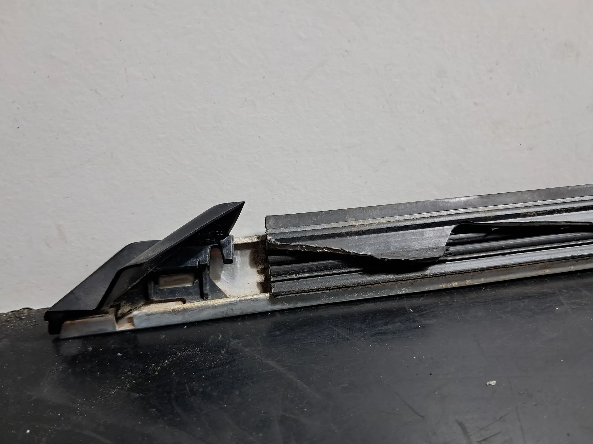 Raspador Vidrio de Puerta Delantera Derecha MERCEDES-BENZ Classe C (W204) Imagem-7