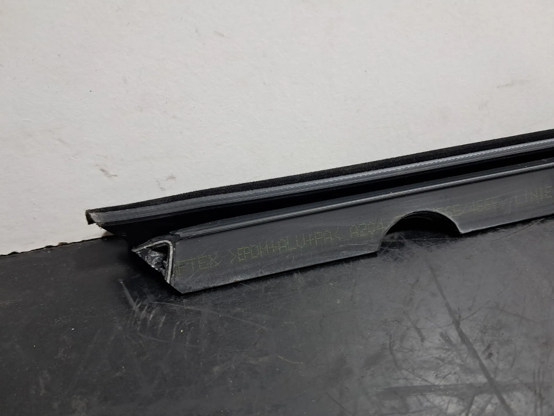 Raspador Vidrio de Puerta Trasera Izquierda MERCEDES-BENZ Classe C (W204) Imagem-1