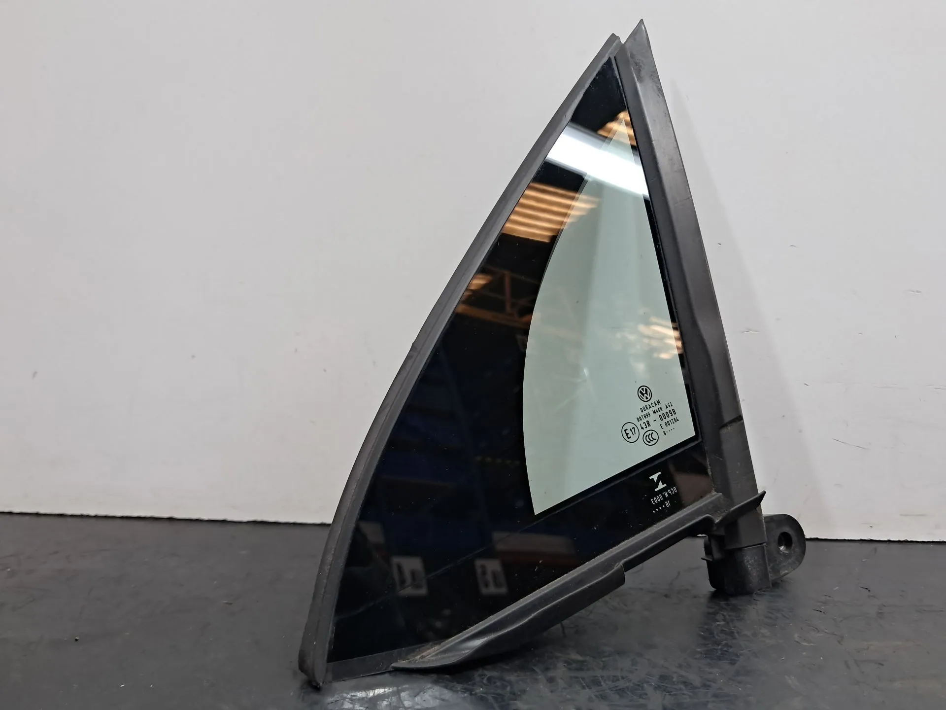 Left front triangle window VOLKSWAGEN Tiguan (AD1, AX1) Imagem-1