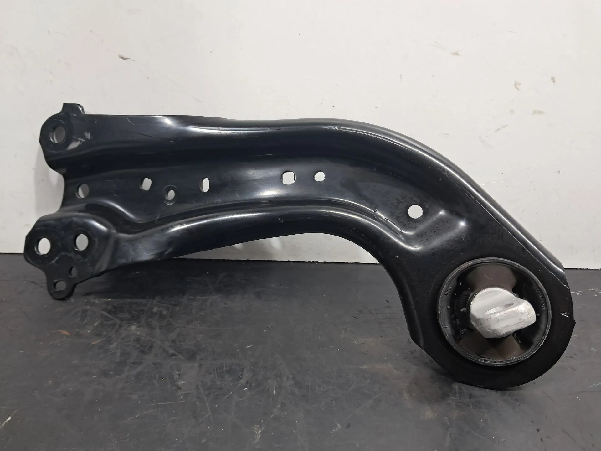 Braço de suspensão trás esquerdo TOYOTA RAV4 V (_A5_, _H5_)