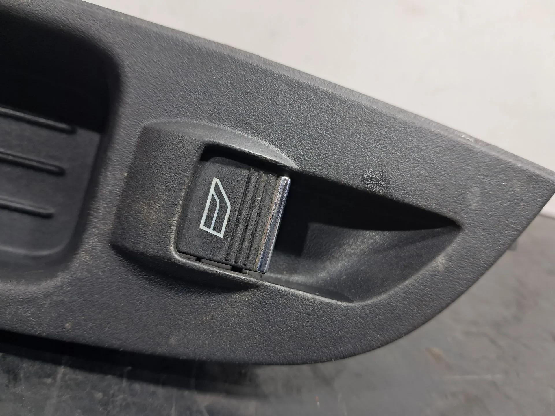 Mando / interruptor elevalunas delantero derecho FORD Focus III Imagem-2