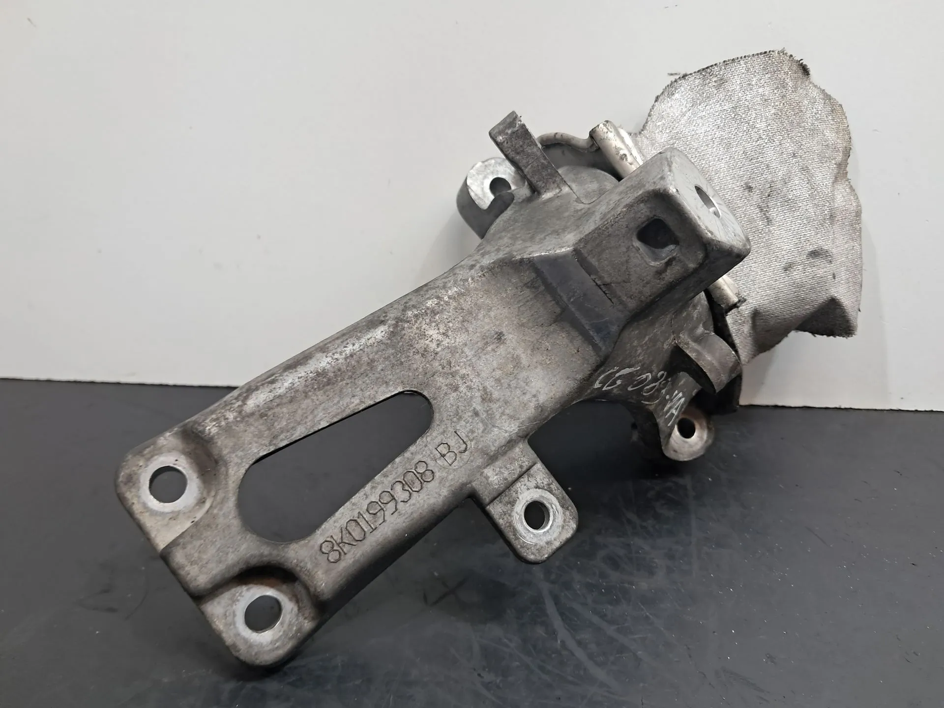 Generic support AUDI Q5 (8R)