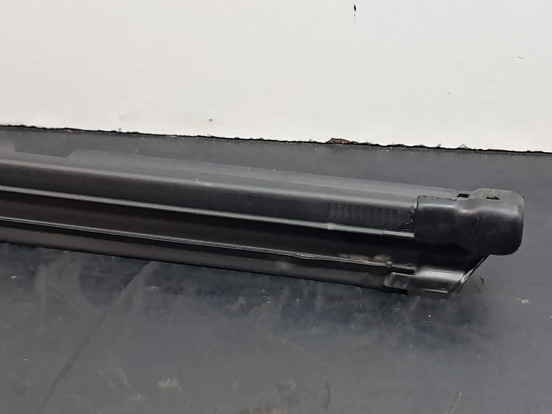 Raspador Vidrio de Puerta Trasera Derecha VOLKSWAGEN Tiguan (AD1, AX1) Imagem-1