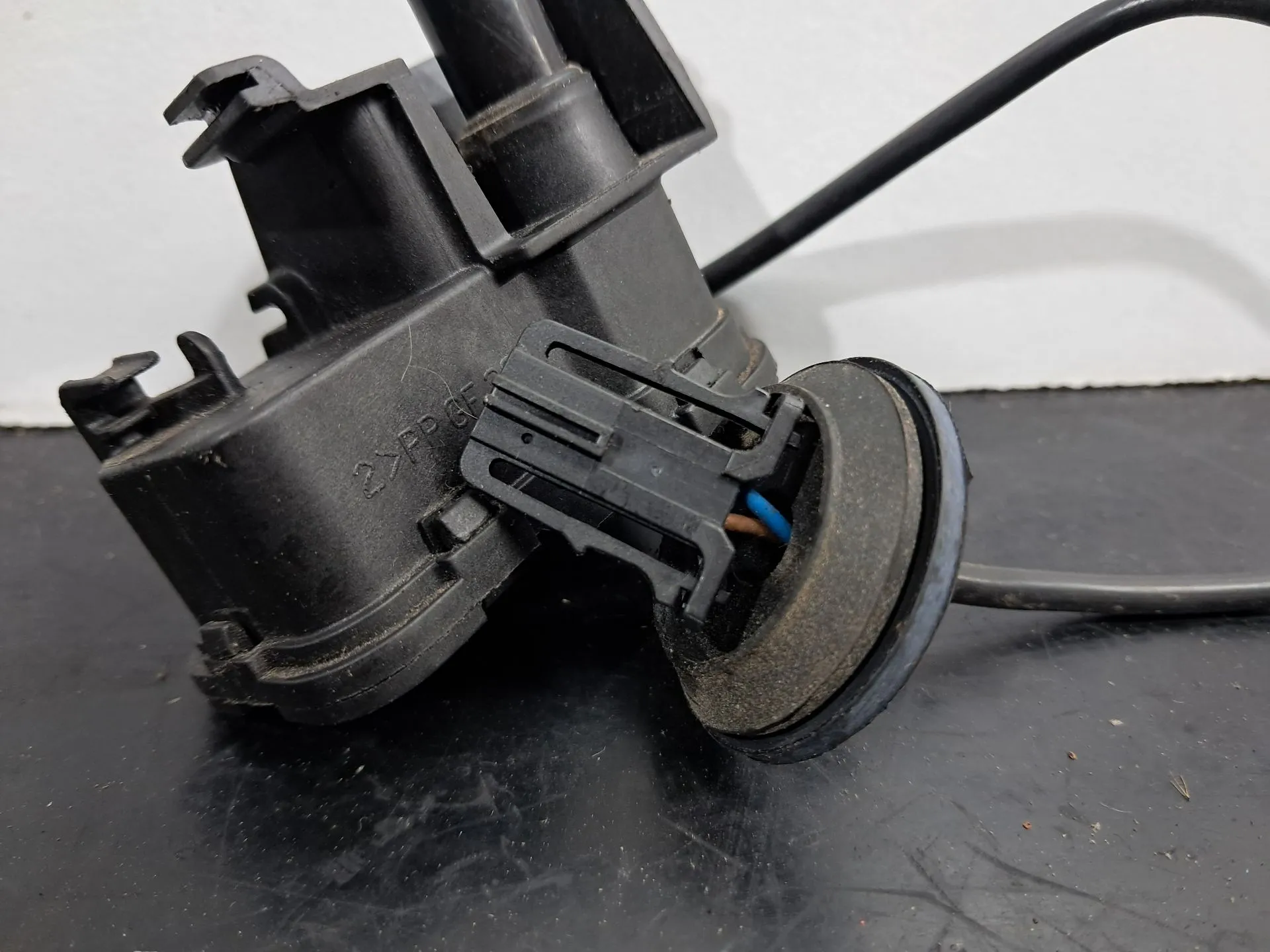 Actuador de cierre del tanque de combustible VOLKSWAGEN Golf VII (5G1, BQ1, BE1, BE2) Imagem-4
