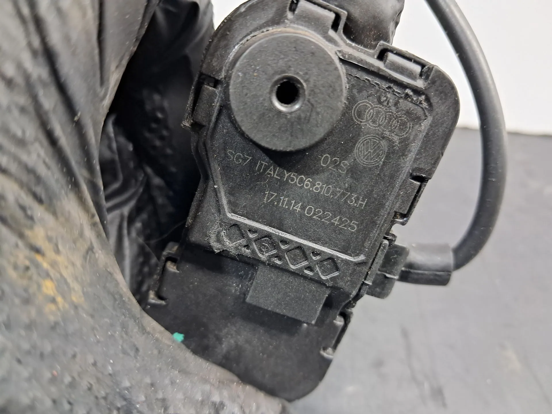 Actuador de cierre del tanque de combustible VOLKSWAGEN Golf VII (5G1, BQ1, BE1, BE2) Imagem-1