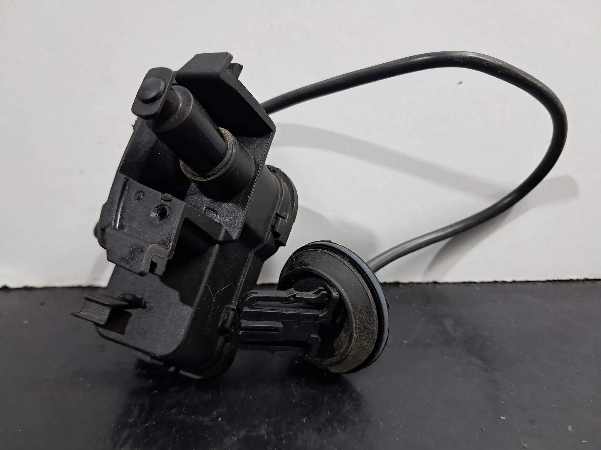 Actuador de cierre del tanque de combustible VOLKSWAGEN Golf VII (5G1, BQ1, BE1, BE2) Imagem-2