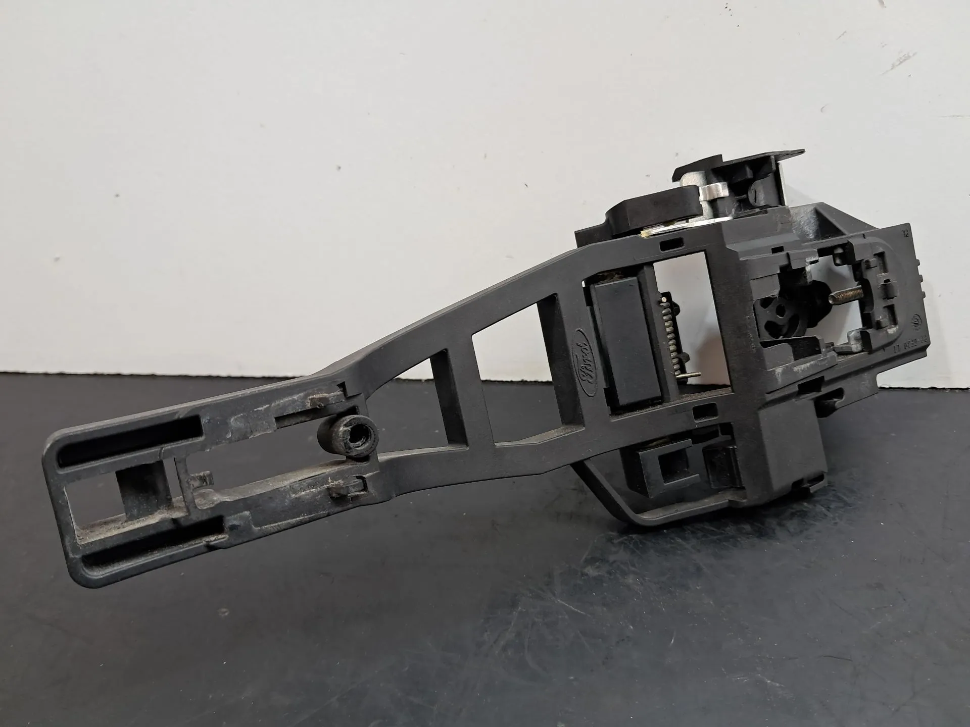Suporte puxador porta frente esquerdo FORD Focus III | 2010 - 2020