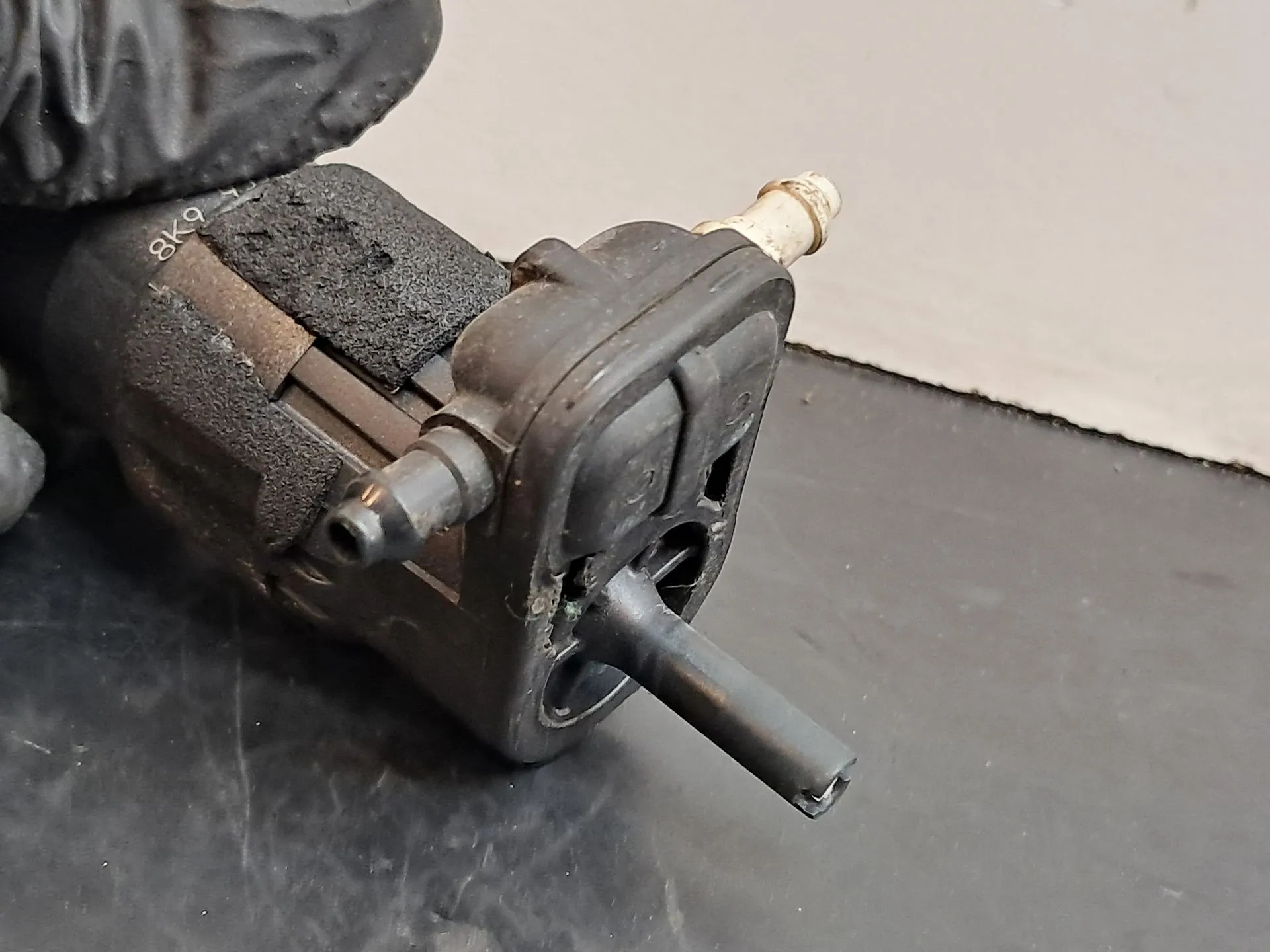 Windscreen/windshield washer pump  AUDI Q5 (8R) Imagem-4