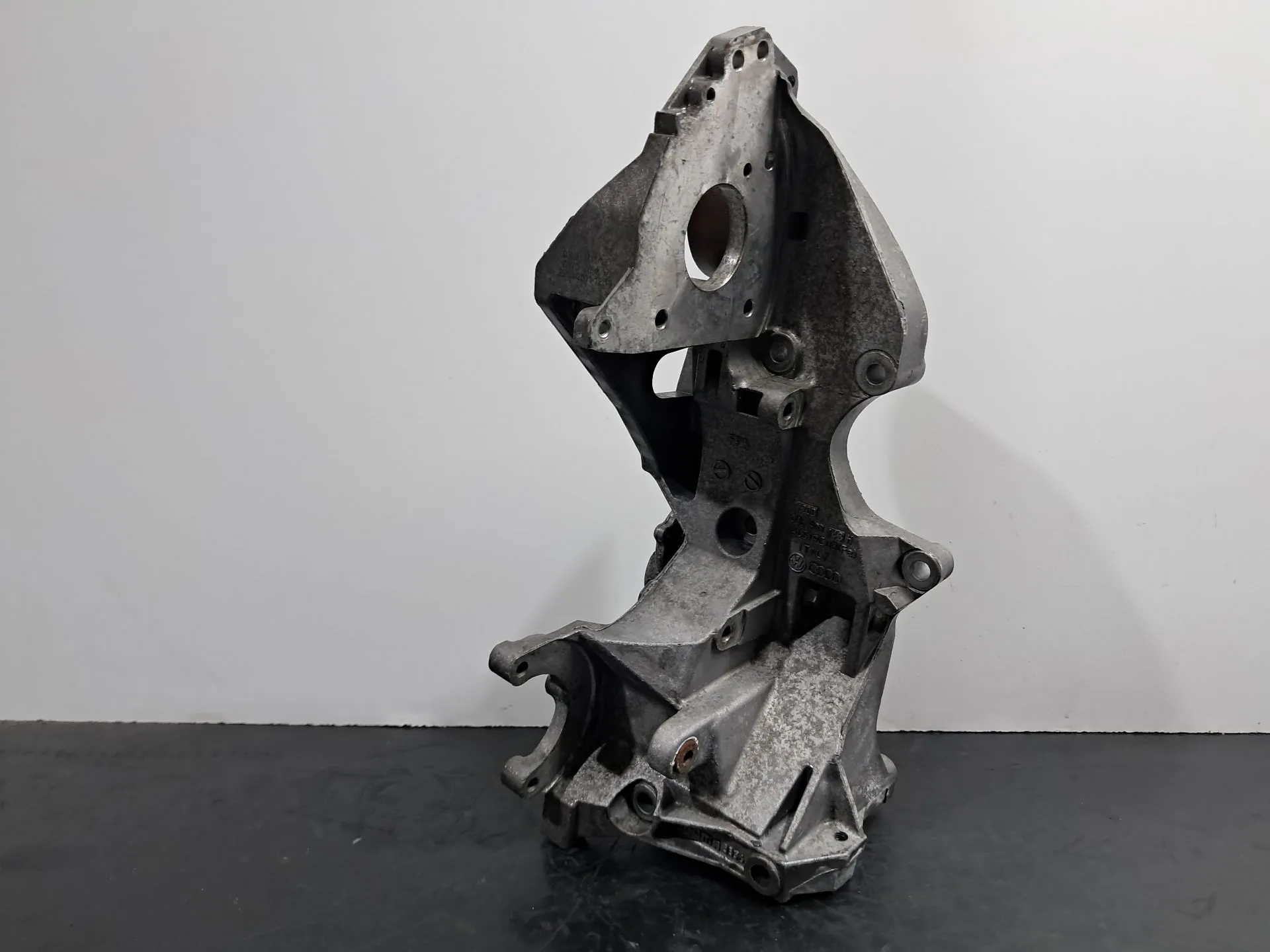 Suporte do alternador AUDI A4 (8K2, B8)