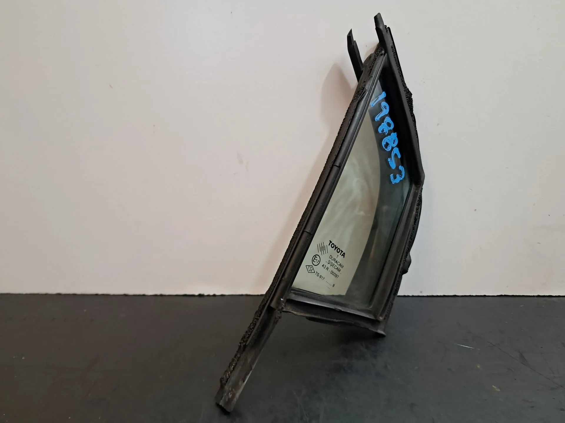 Vetro triangolare porta anteriore destro TOYOTA Yaris (_P9_)