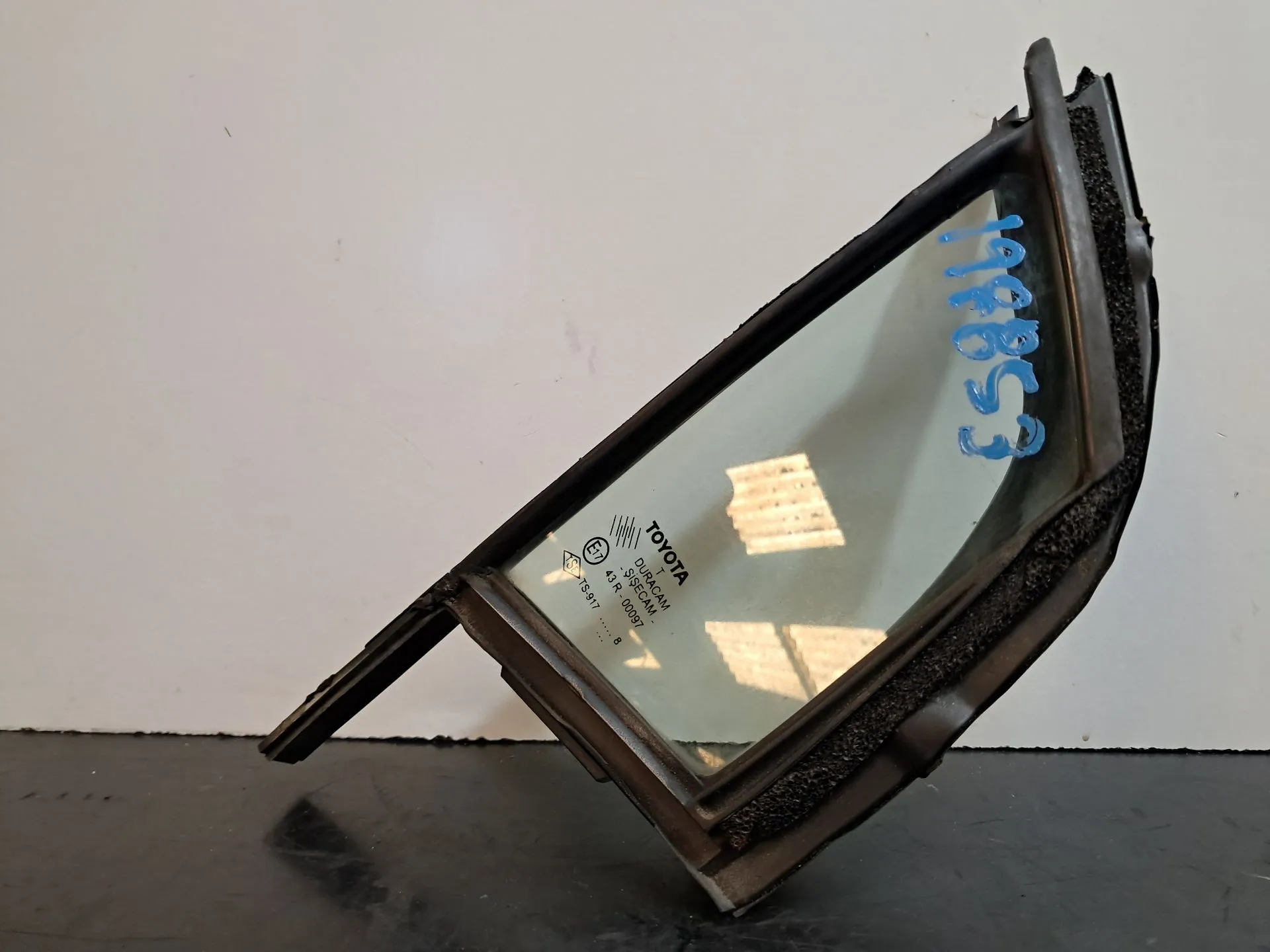 Vitre triangulaire avant Droite TOYOTA Yaris (_P9_) Imagem-1