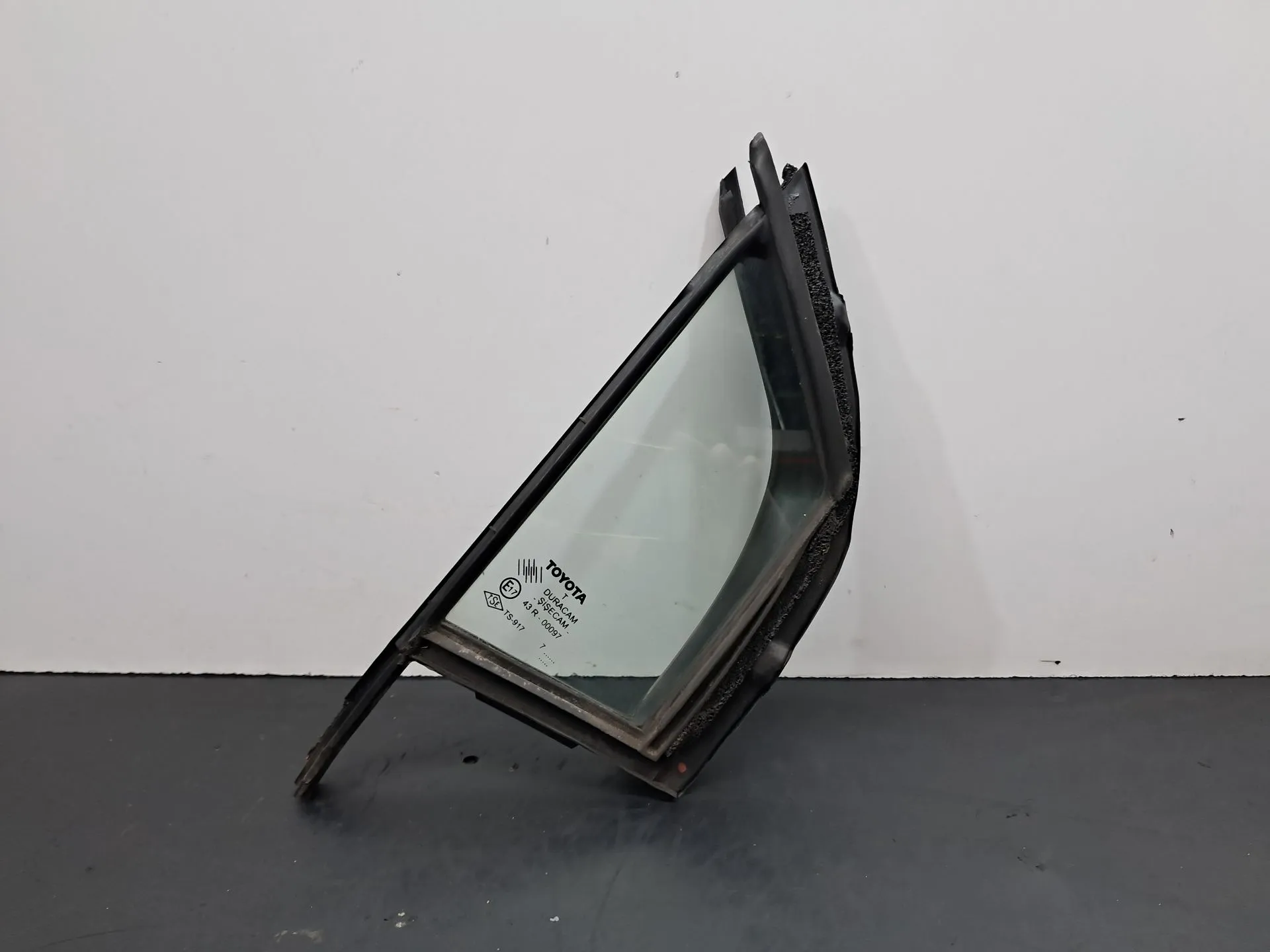 Vetro triangolare porta anteriore destro TOYOTA Yaris (_P9_)