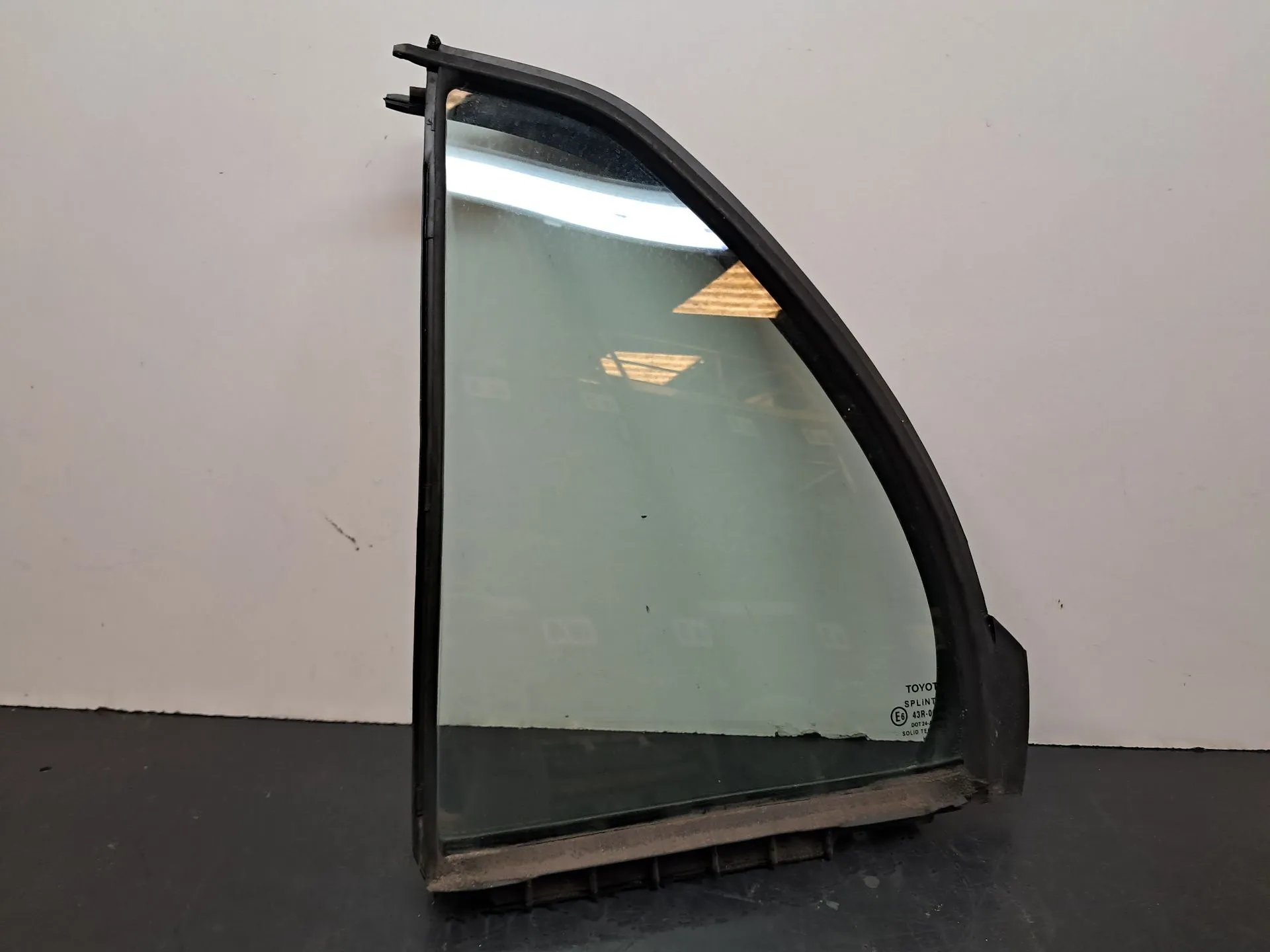 Vidrio triangular puerta Trasero Izquierdo TOYOTA Yaris (_P9_)