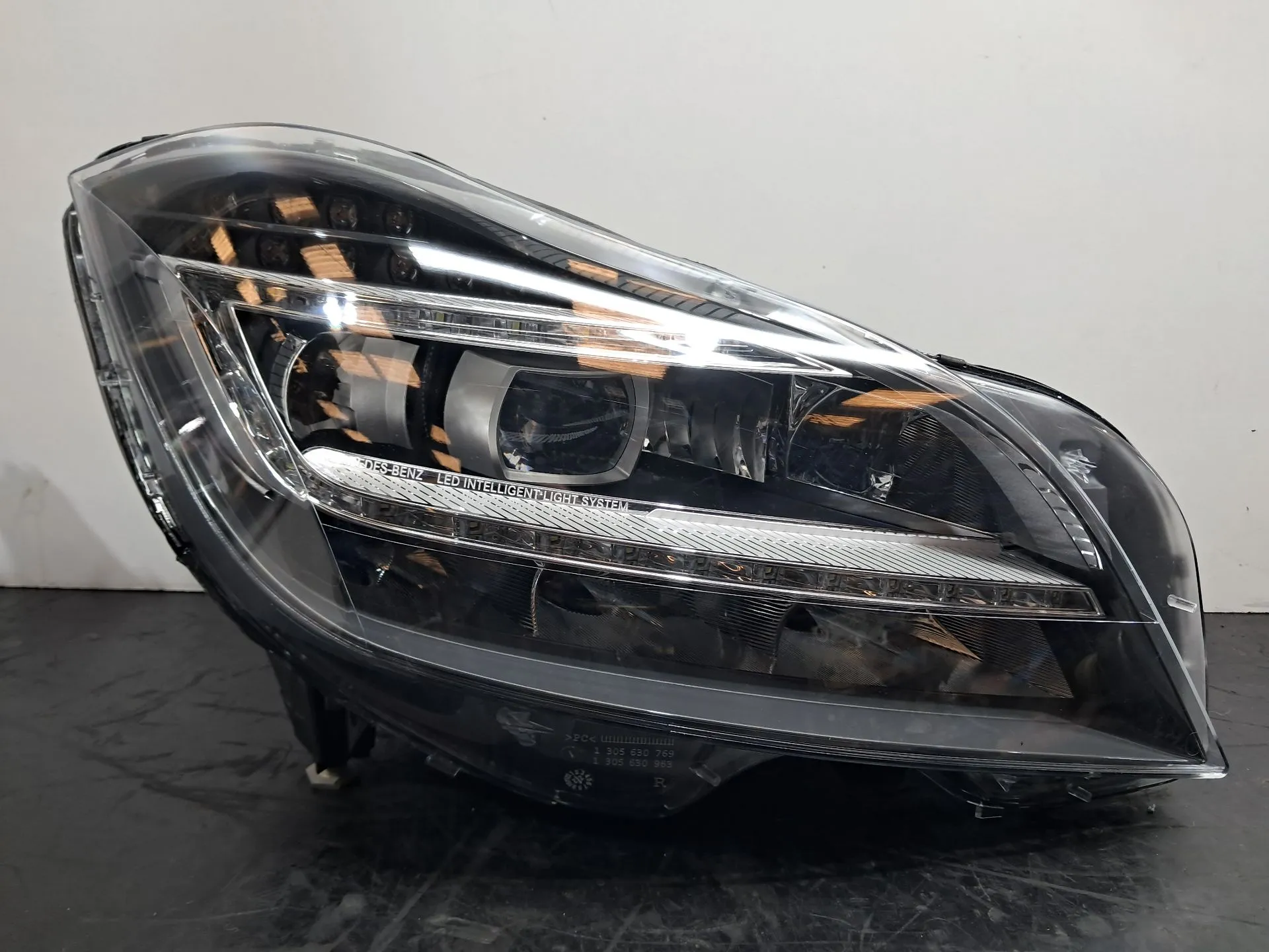 Right Headlight MERCEDES-BENZ CLS (C218)