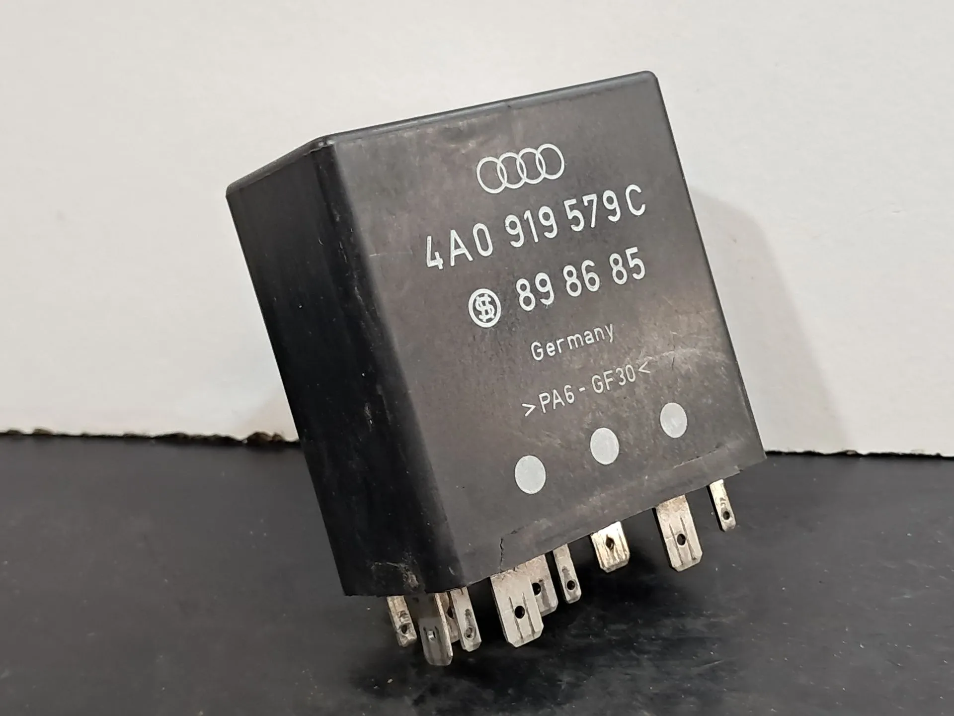 Botão / interruptor electromecânico / relé AUDI 80 (8C, B4)