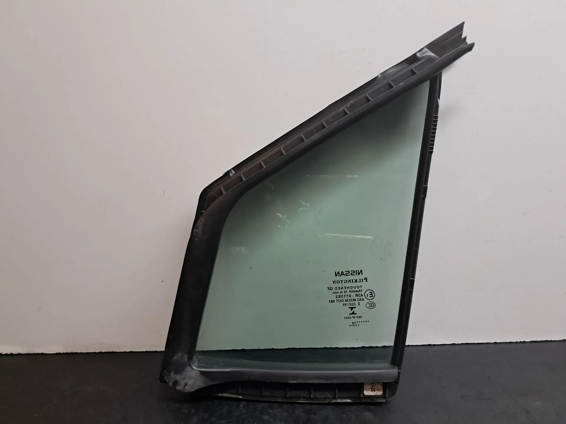 Right front triangle window NISSAN Micra V (K14) Imagem-2