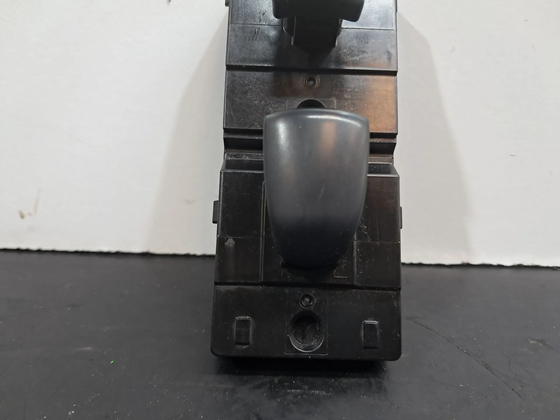Comando / botão / interruptor vidros frente direito NISSAN Micra V (K14) Imagem-1