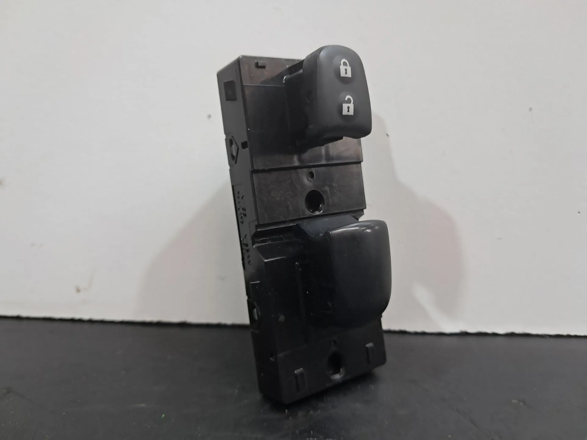 Mando / interruptor elevalunas delantero derecho NISSAN Micra V (K14)