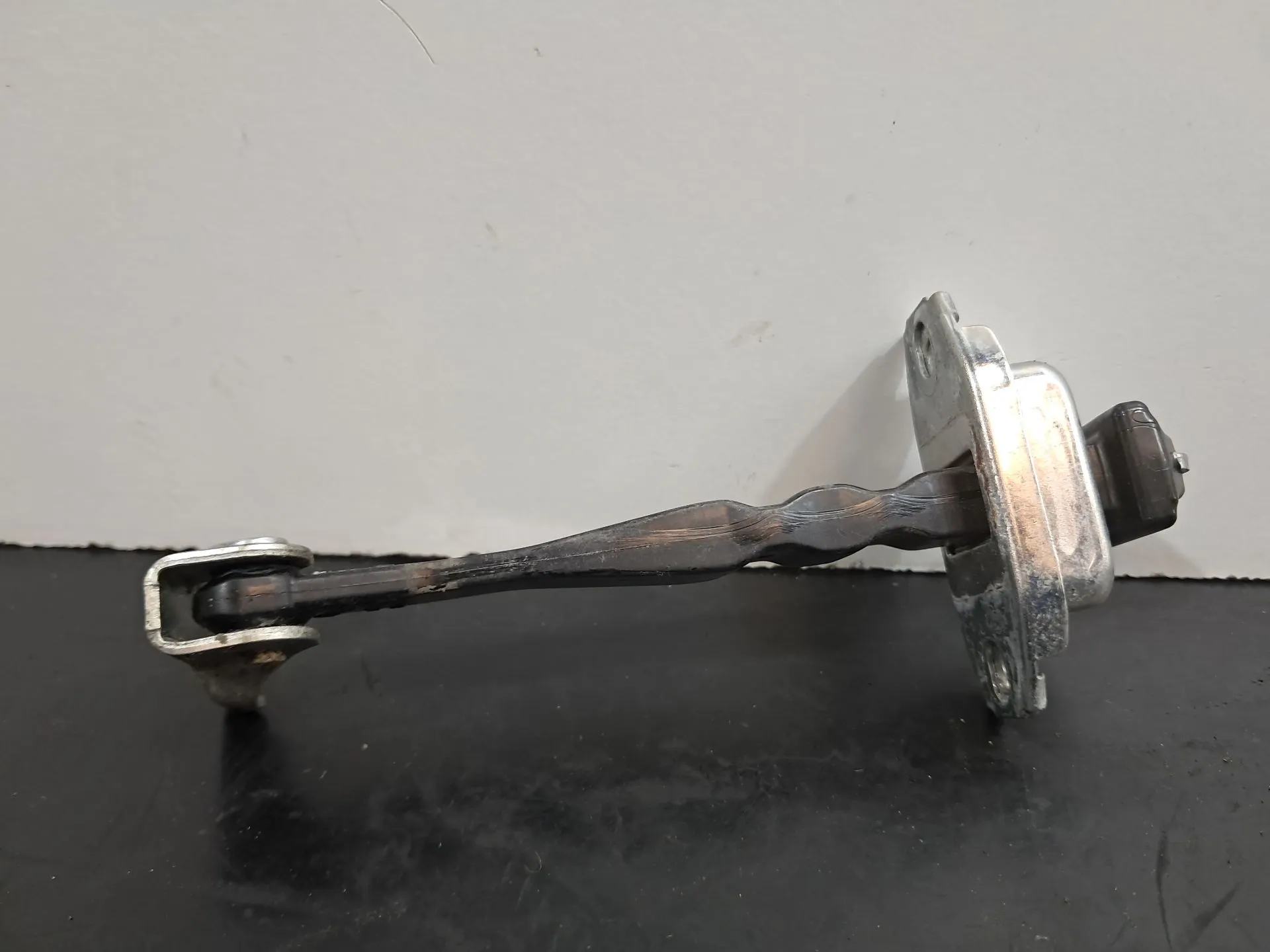 Esticador / limitador porta frente direito NISSAN Micra V (K14) Imagem-1
