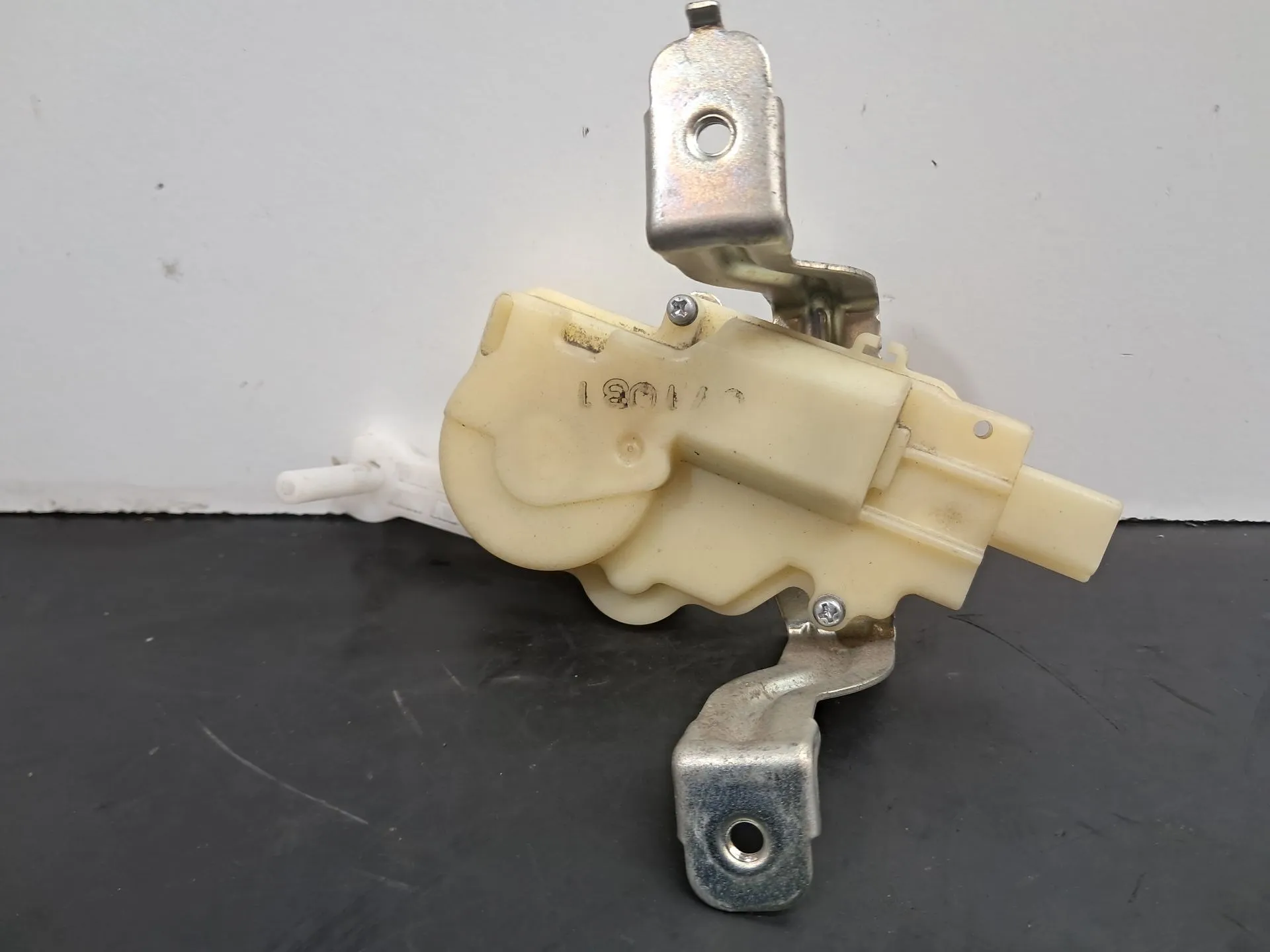 Verrouillage de coffre TOYOTA Yaris (_P9_)