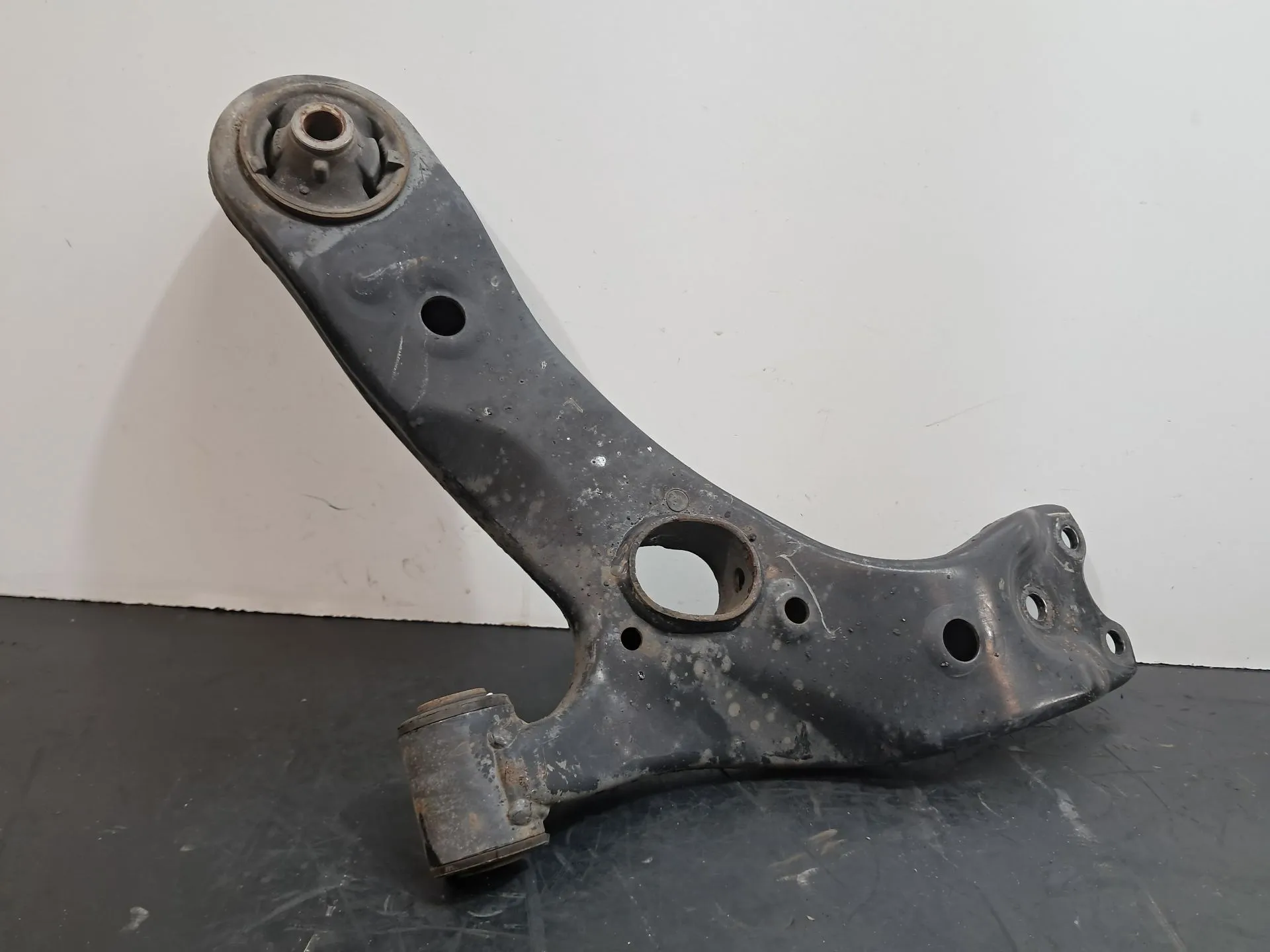 Brazo suspensión delantero izquierdo TOYOTA Avensis Sedan (_T27_)
