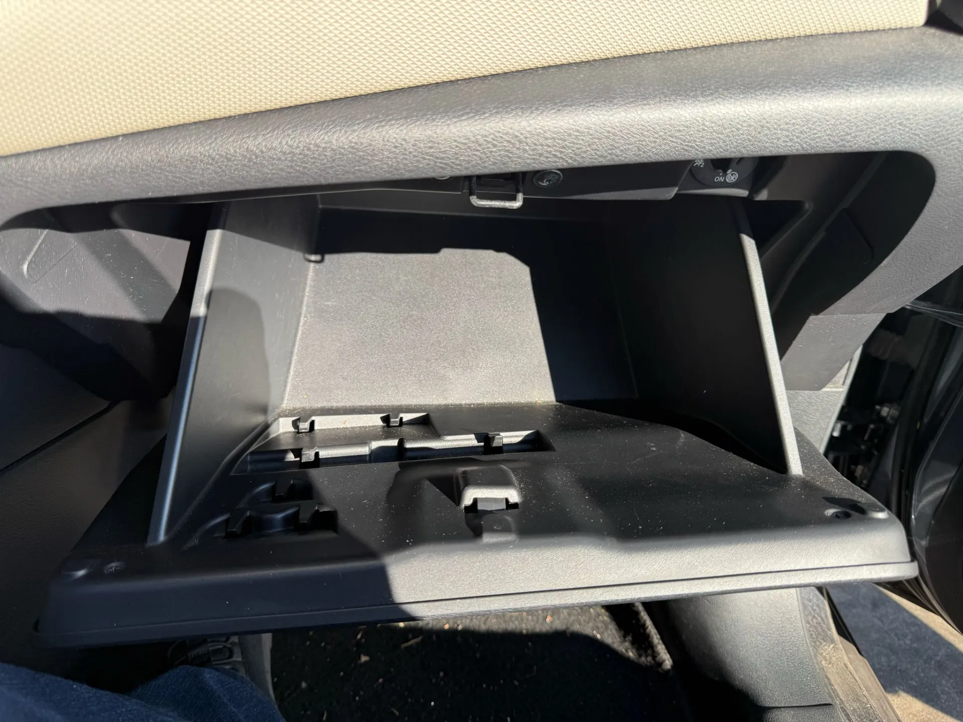 Porta luvas NISSAN Micra V (K14) Imagem-1