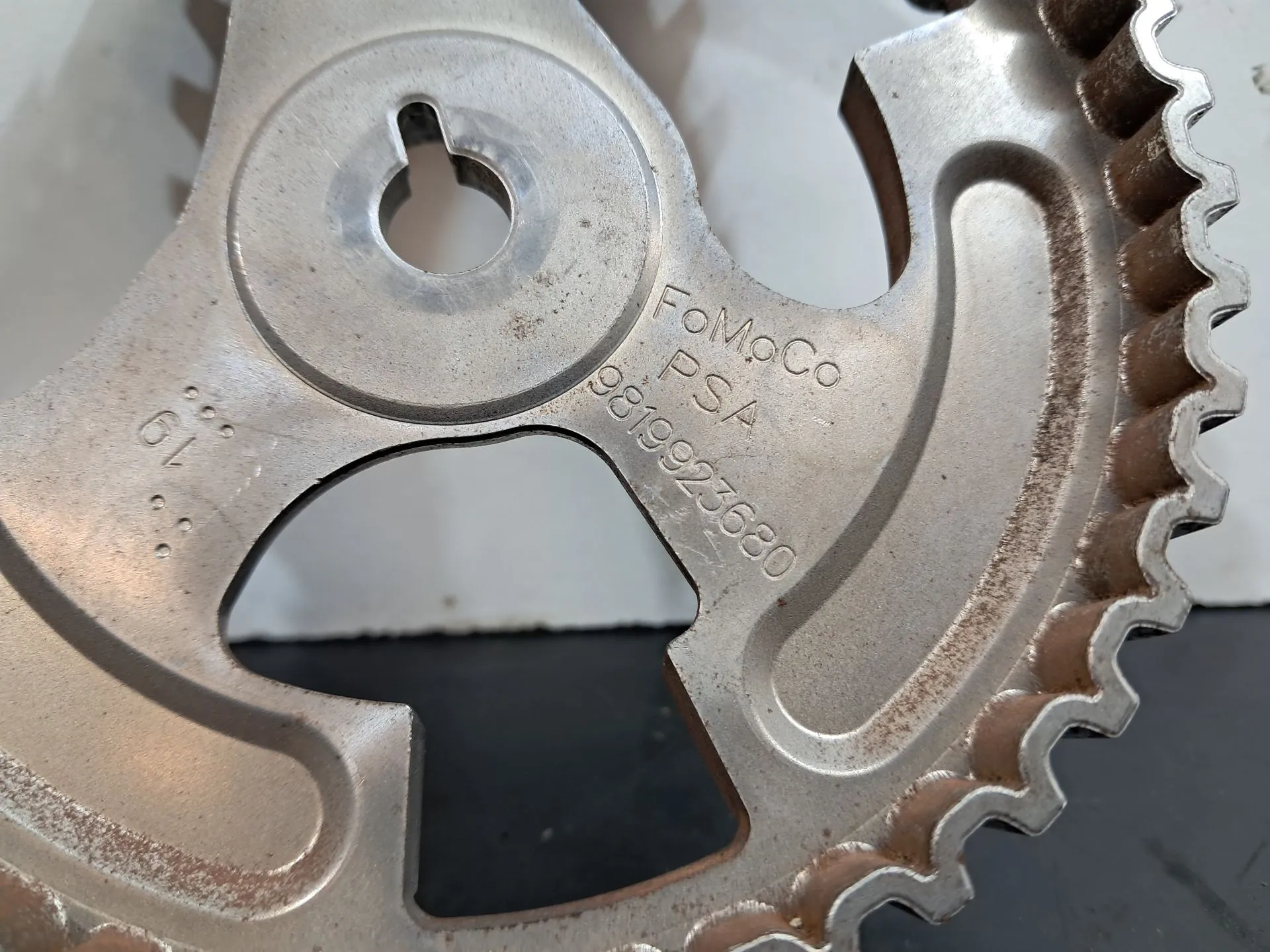 Crankshaft / Engine pulley  PEUGEOT 308 SW II Imagem-1