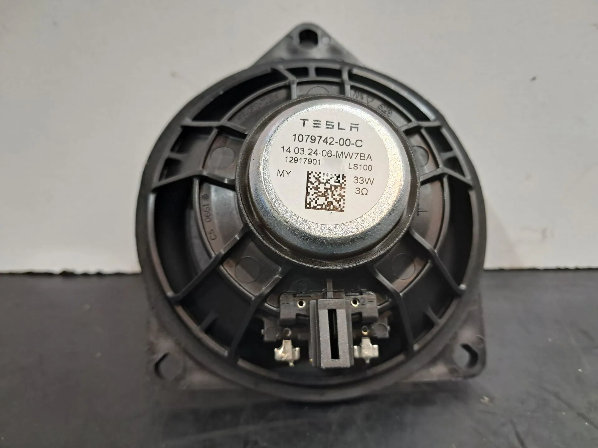 Coluna de som TESLA Model Y (5YJY)