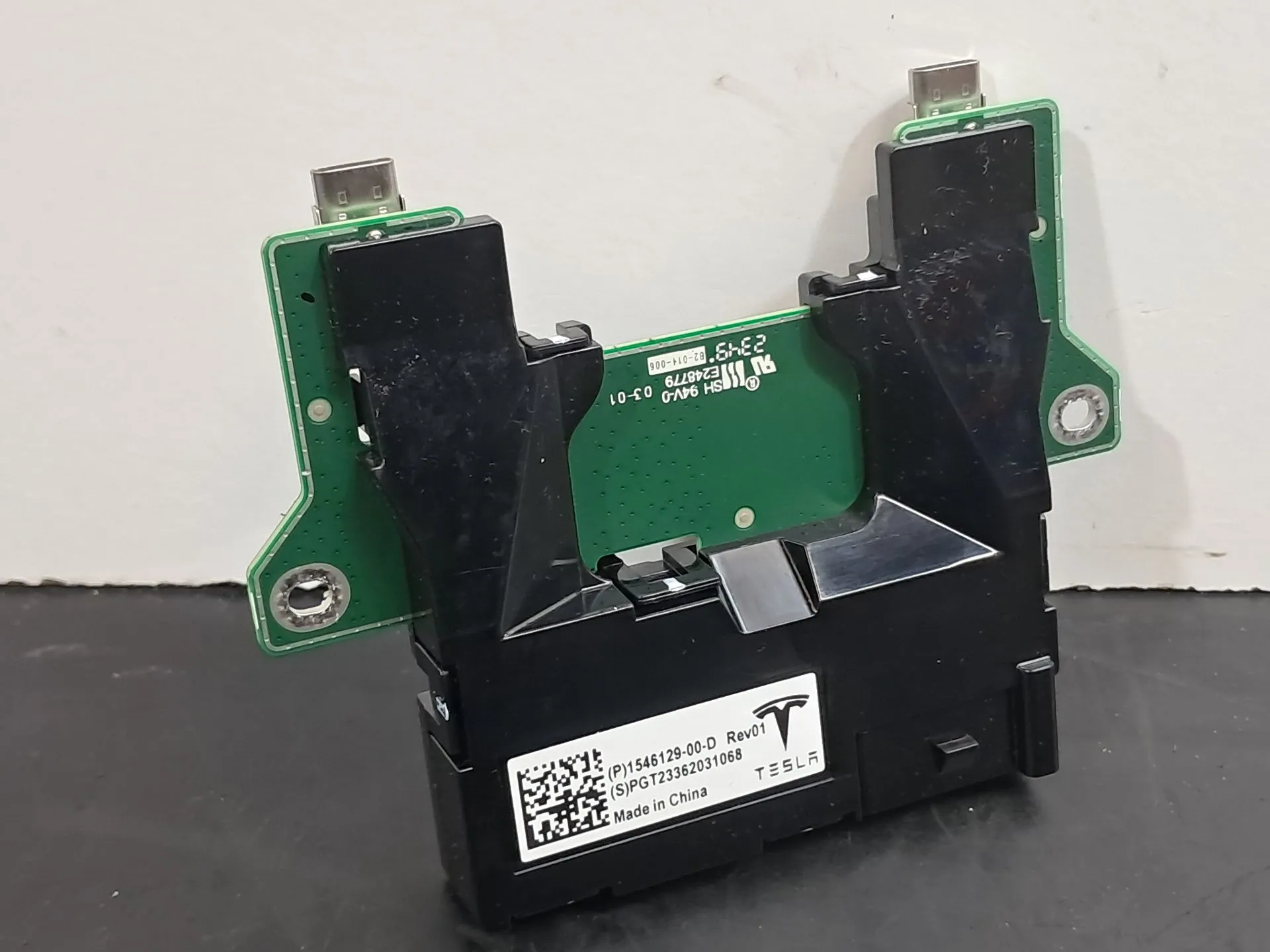 Módulo USB / AUX / IPOD TESLA Model Y (5YJY)