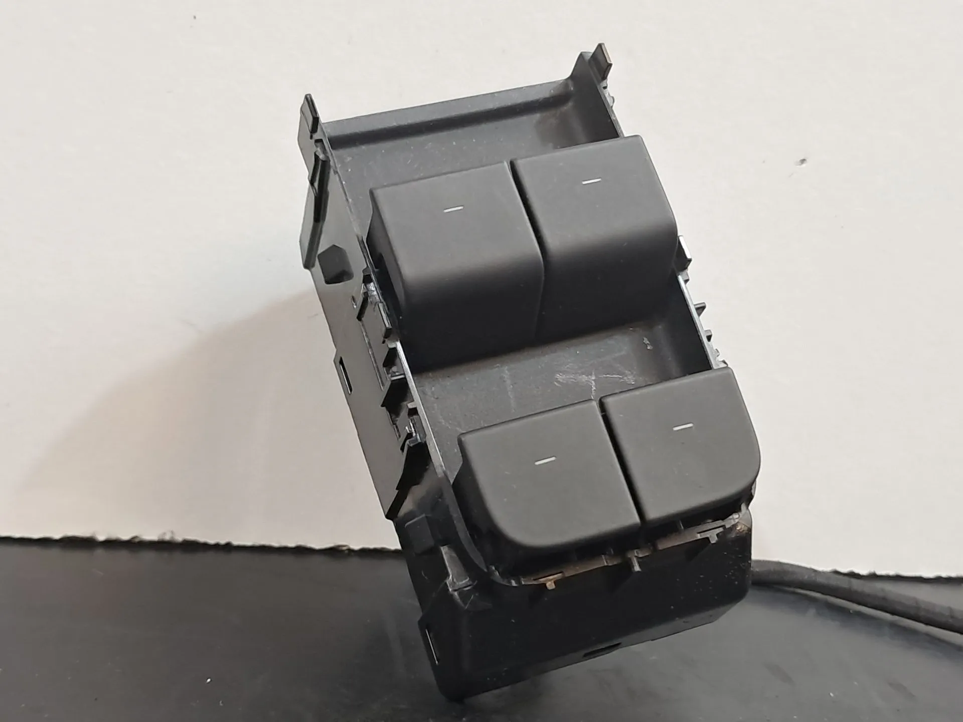 Comando / botão / interruptor vidros frente esquerdo TESLA Model Y (5YJY)