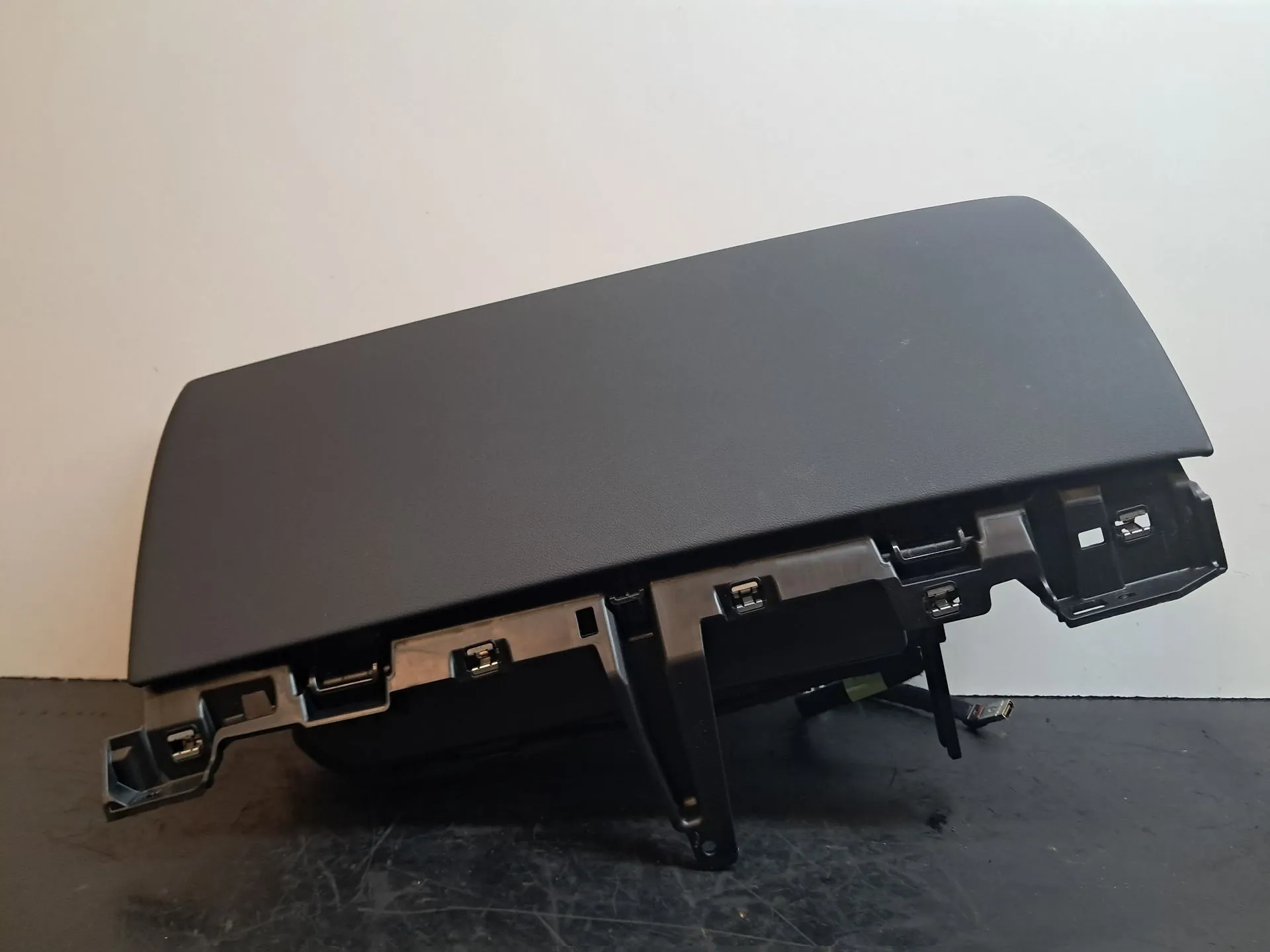 Porta luvas TESLA Model Y (5YJY) Imagem-1