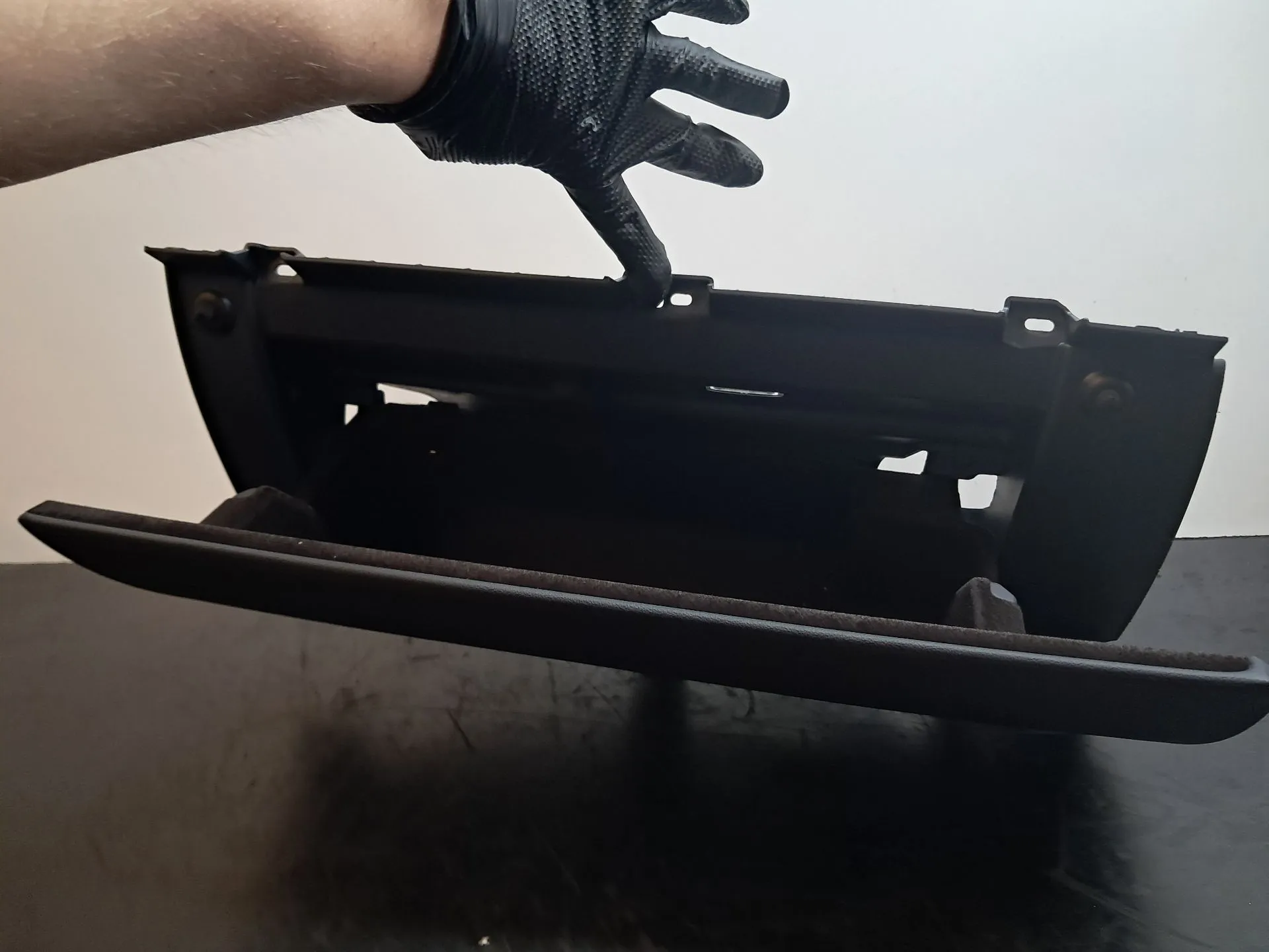 Porta luvas TESLA Model Y (5YJY) Imagem-2