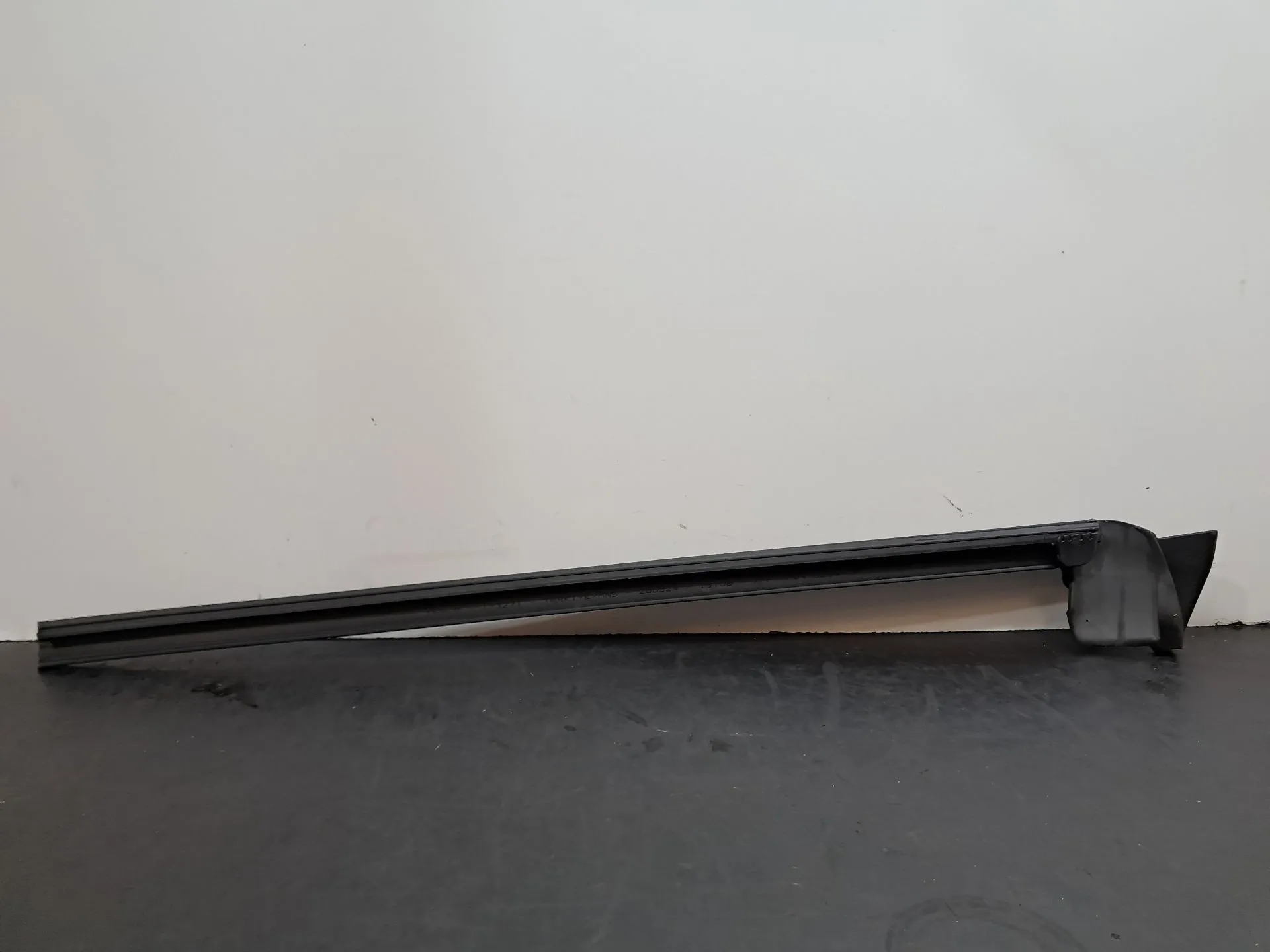 Raschietto vetro porta anteriore destra TESLA Model Y (5YJY)