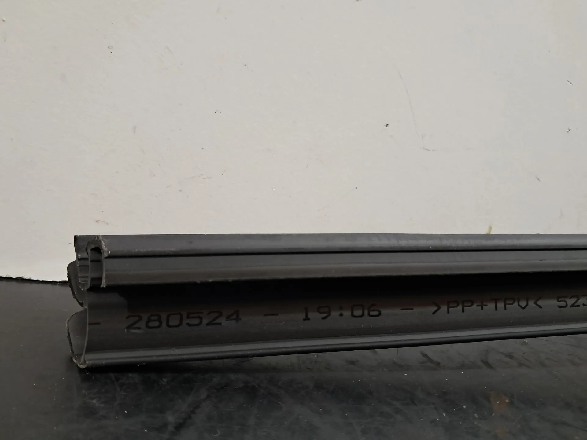 Raspador Vidrio de Puerta Delantera Derecha TESLA Model Y (5YJY) Imagem-1