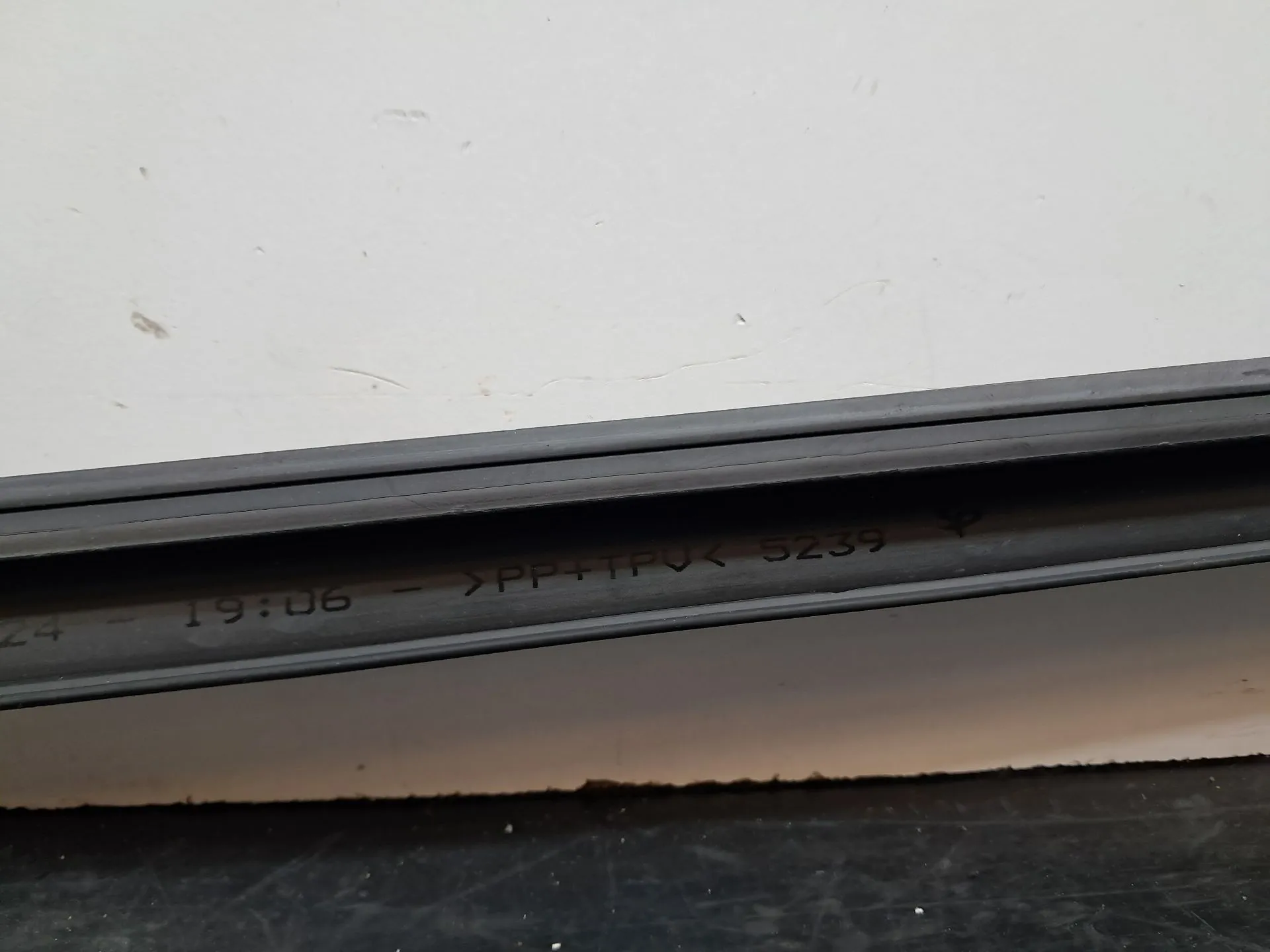 Raspador Vidrio de Puerta Delantera Derecha TESLA Model Y (5YJY) Imagem-4